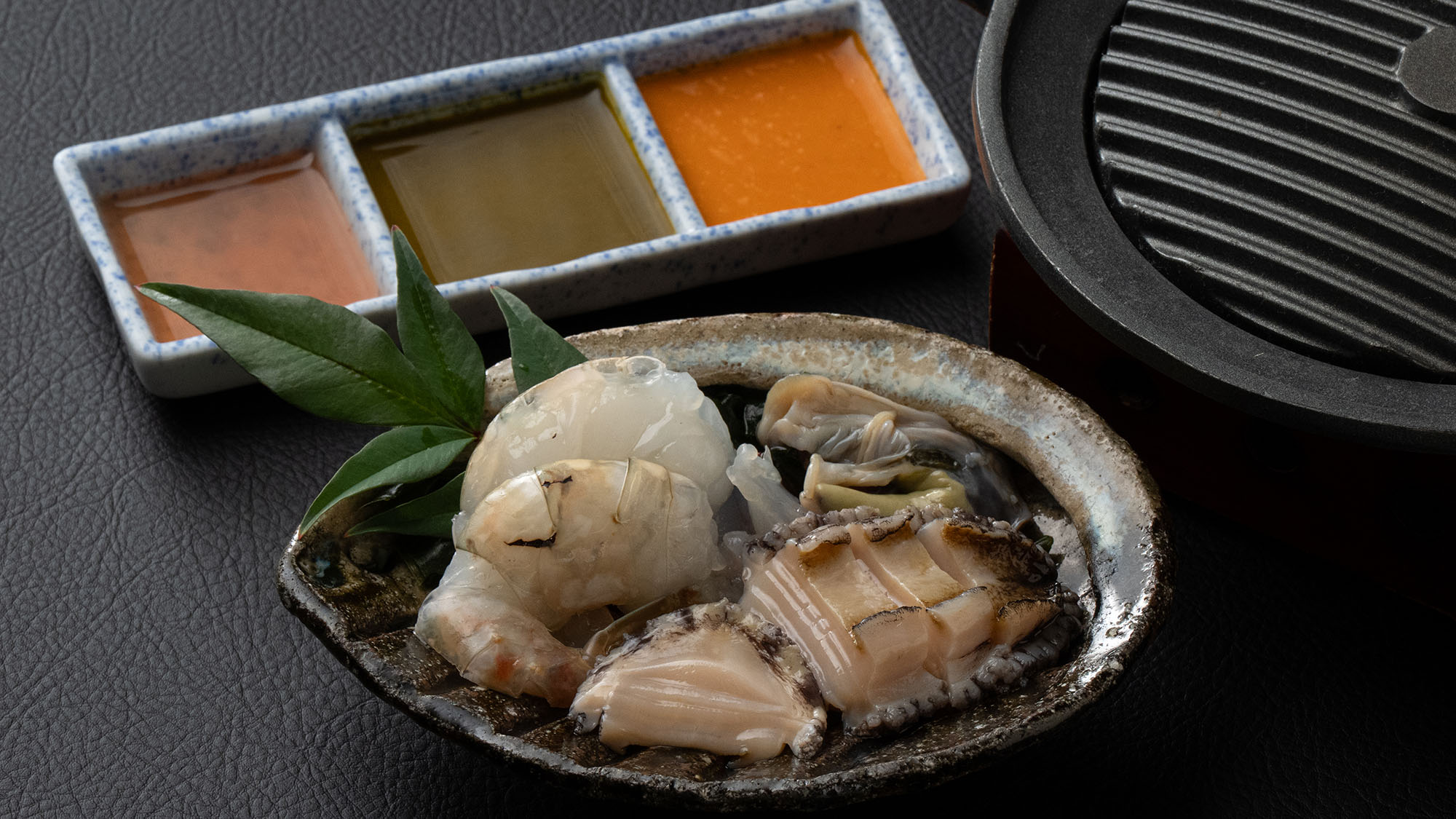 【グレードアップ料理-美味魚編イメージ-】活鮑と鬼海老の鉄板焼き（3月-5月のお品書）