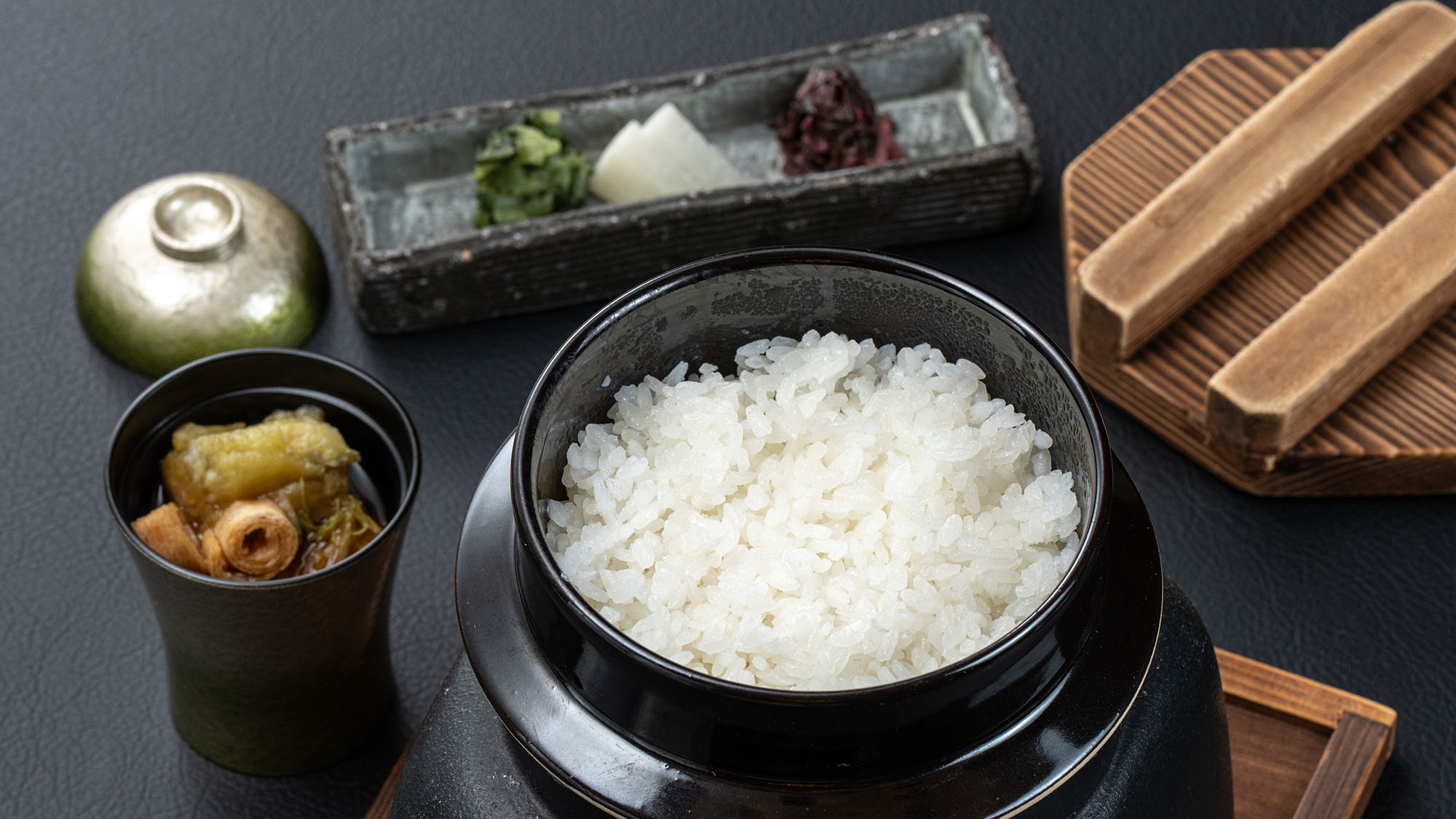 【グレードアップ料理-美味肉編イメージ-】広島県産桑田米釜飯（6月-8月のお品書）