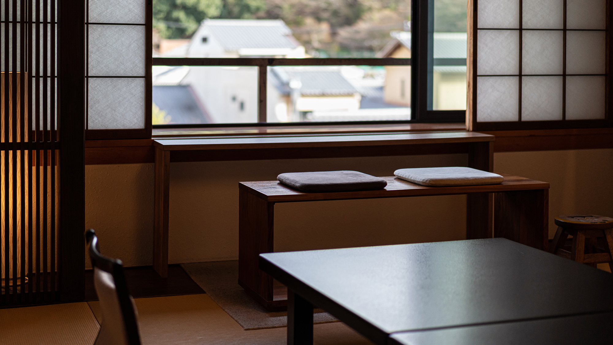【喜楽】窓からは、四季折々の宮島の山並みがご覧いただけます。