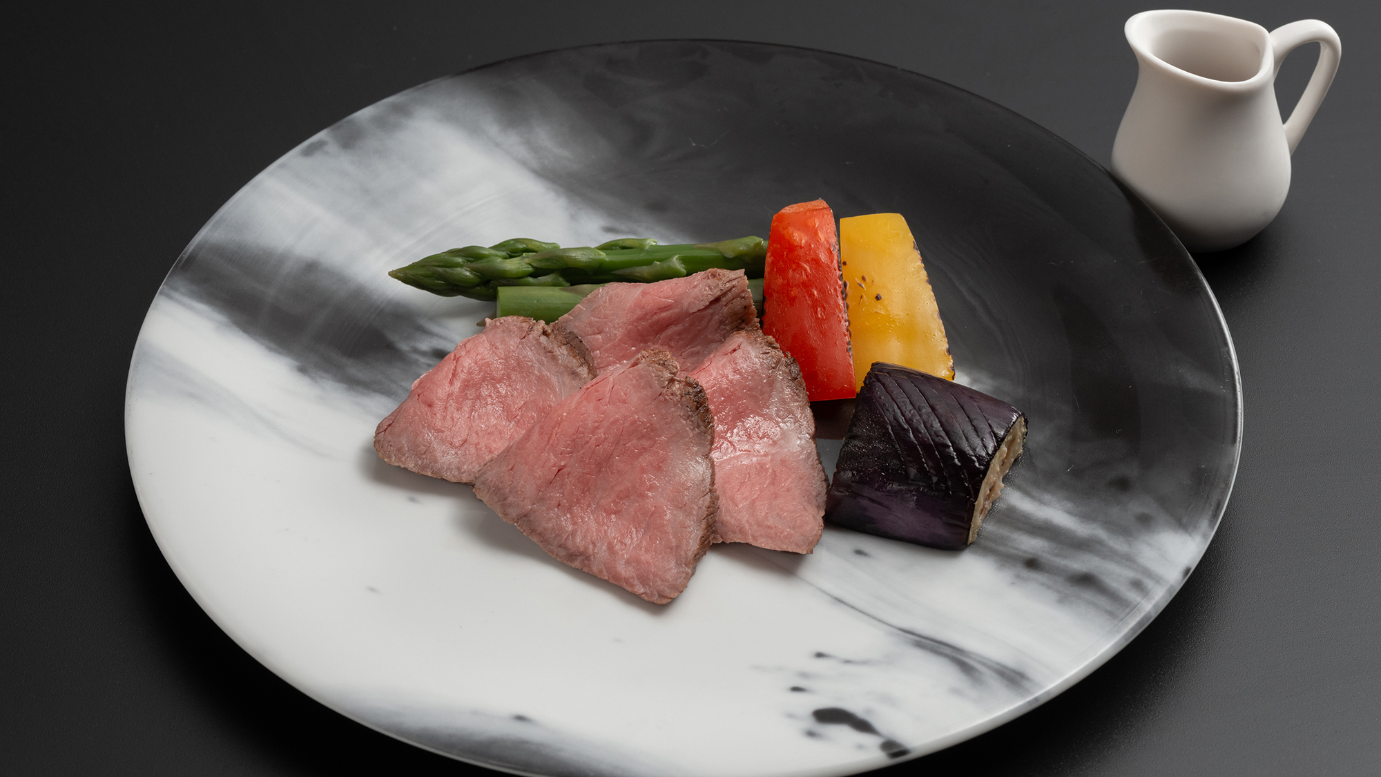 【基本料理-雅膳イメージ-】広島牛のローストと焼き野菜（6月-8月のお品書）