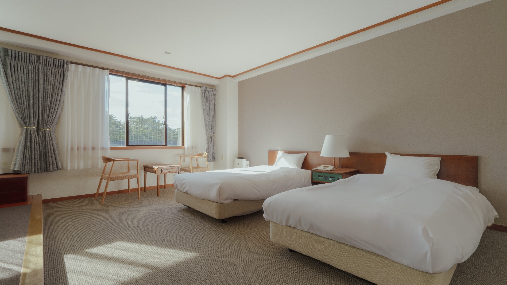 【ファミリールーム】松林が身近に感じられる自然溢れる爽やかな空間が広がります ※一例