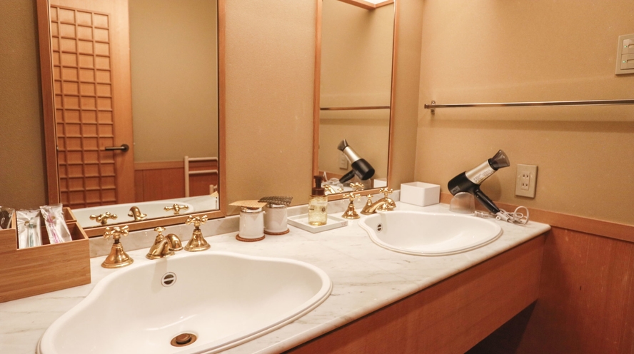 【全和モダンの客室】洗面台はダブルシンクでちょっぴりラグジュアリーな雰囲気です。