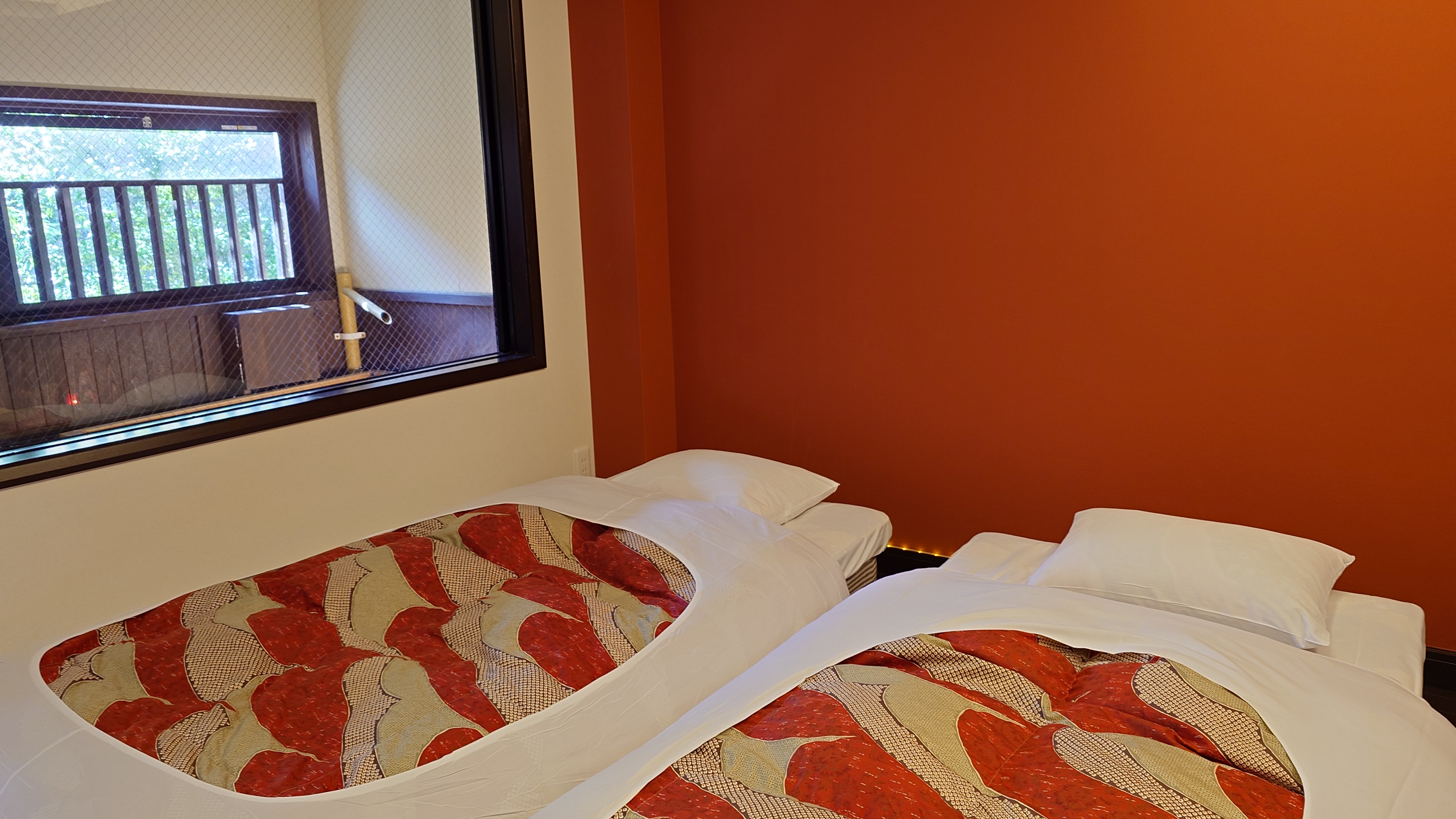 【花心楼：茜】シックな雰囲気の中にも木のぬくもりが引き立つデザインで、心ゆくまでおくつろぎください