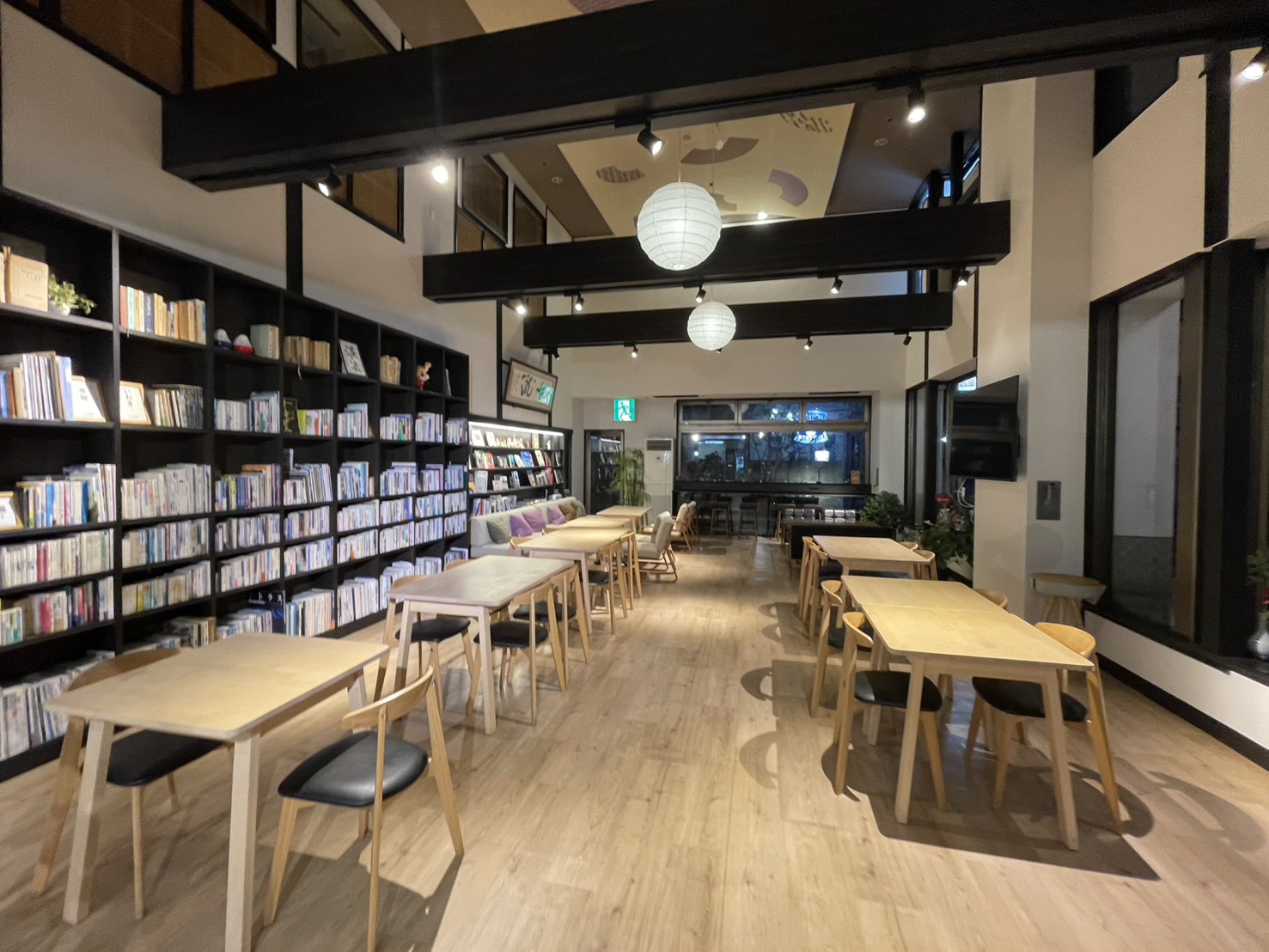 夜のブックラウンジ　