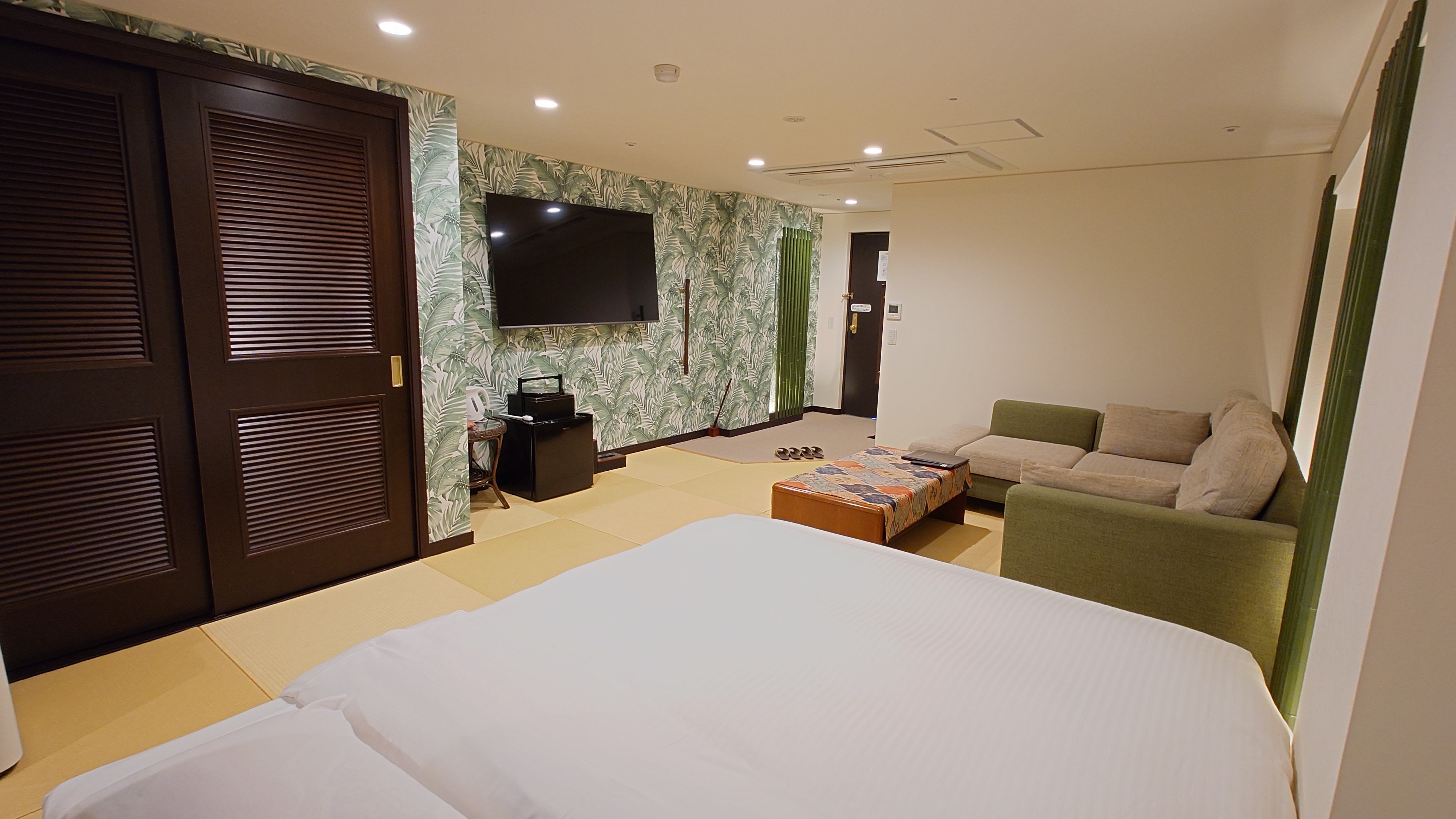 【花心楼：碧】クイーンサイズの広々としたベッドを完備しているのは、当館でもこのお部屋だけ。