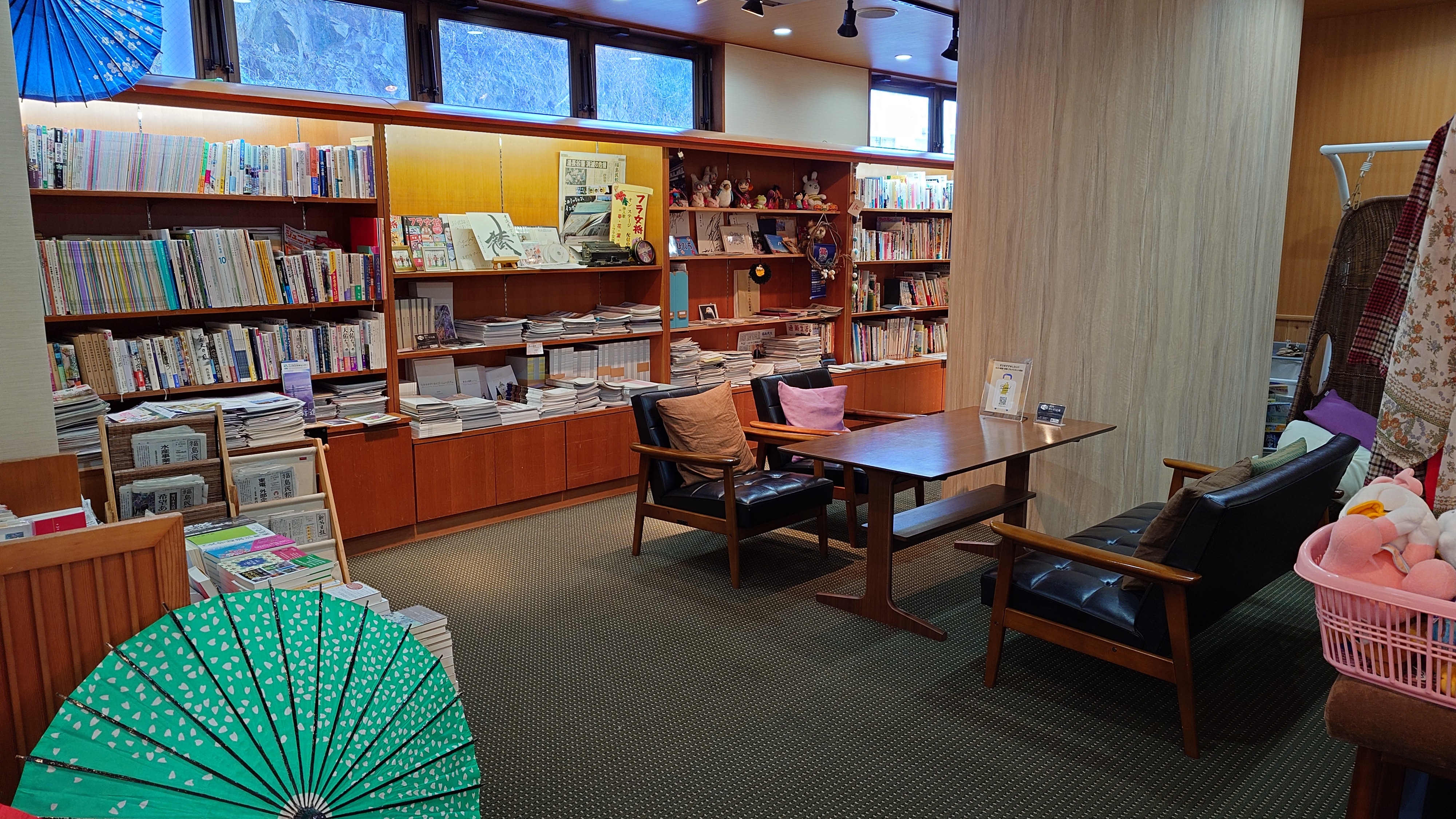 【図書コーナー（1階ラウンジ横）】絵本をはじめとする数々の本、新聞や雑誌など全て無料で貸出