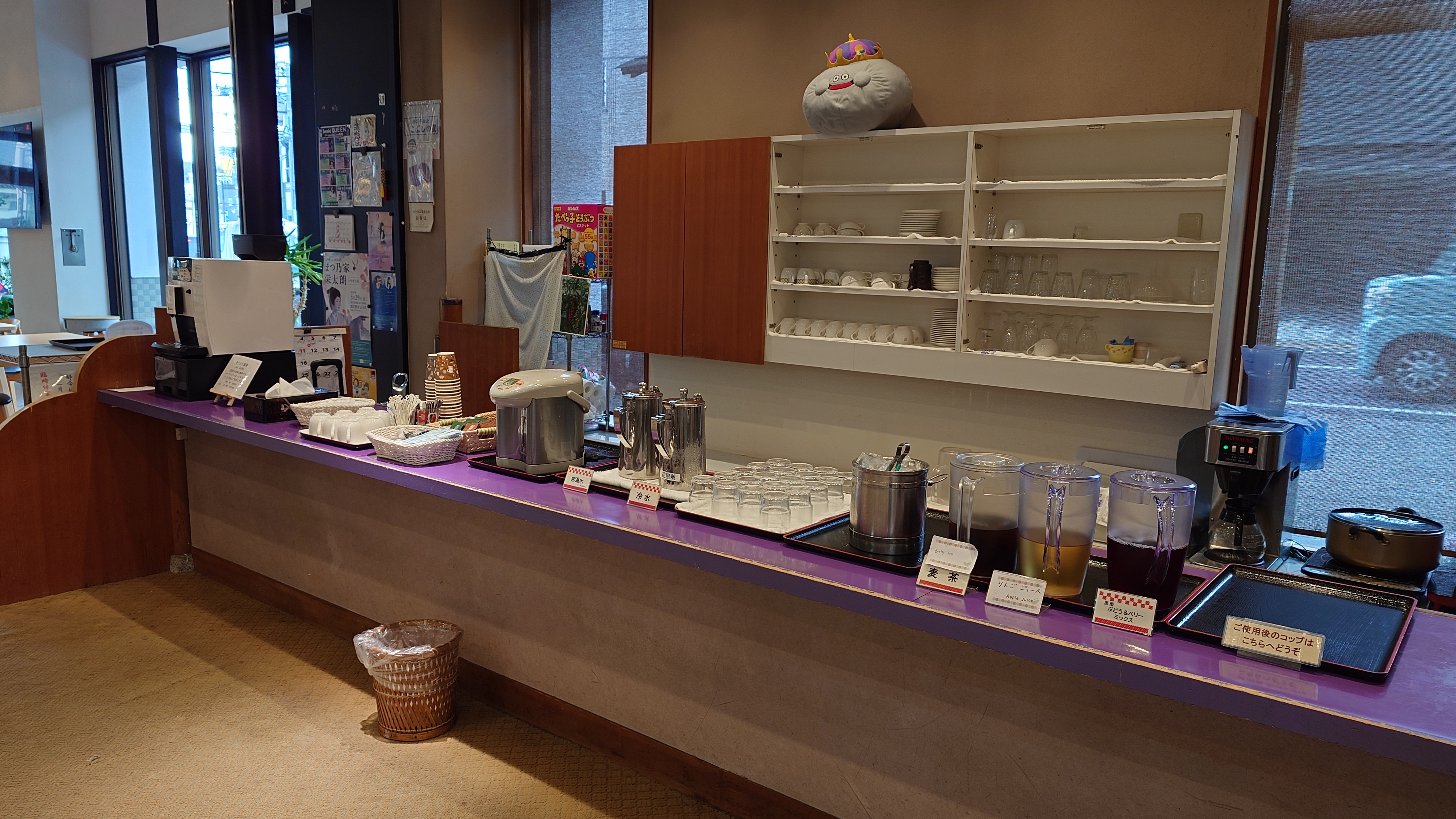 朝のドリンクサービス。1階ラウンジにてコーヒー、紅茶などをセルフサービスでご利用いただけます