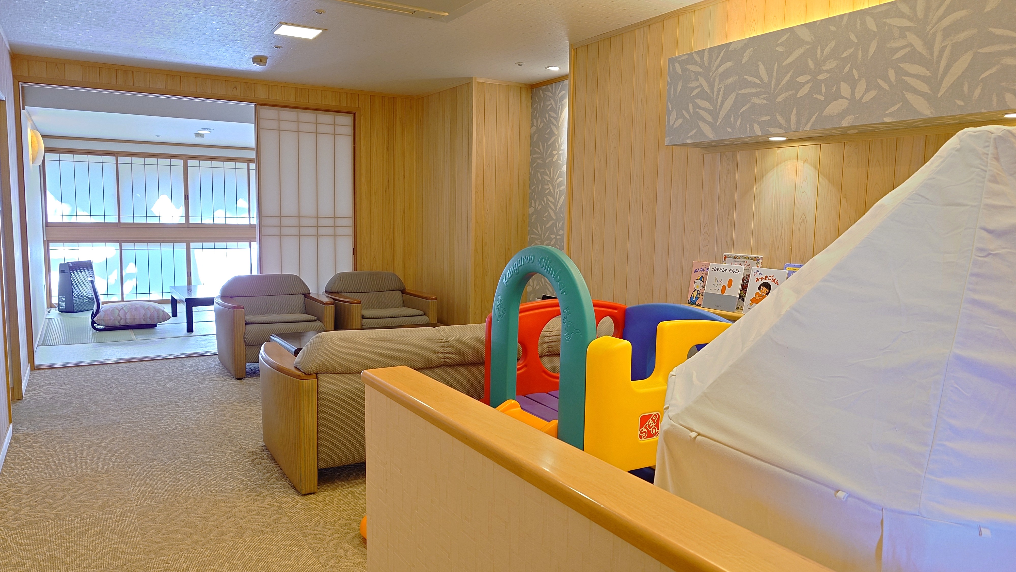 【花心楼：紫苑】すべり台や木のおもちゃ、絵本を完備！小さなお子様連れのお客様にぴったり！