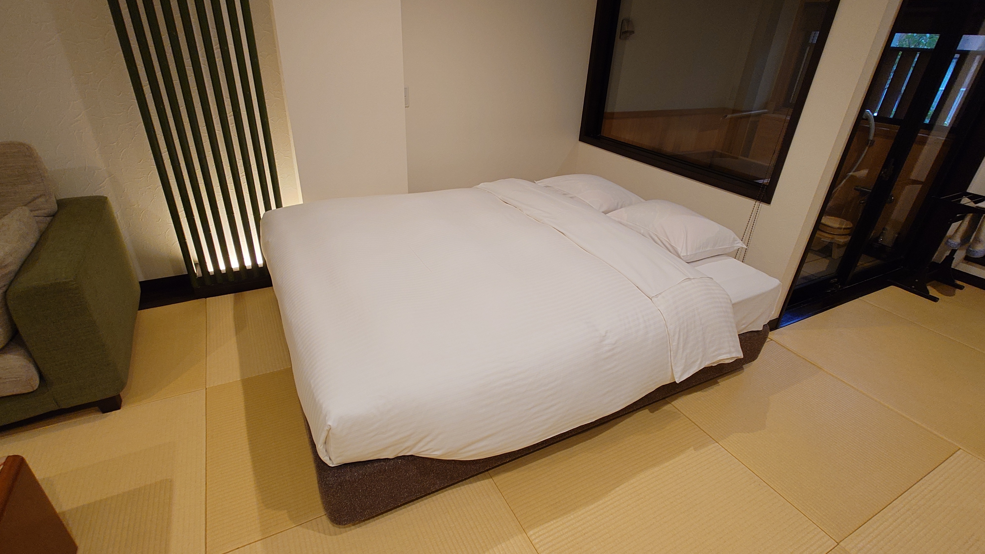 【花心楼：碧】ダブルサイズよりもさらにゆったりとしたベッドで、小さなお子さま連れのお客様にもご利用◎