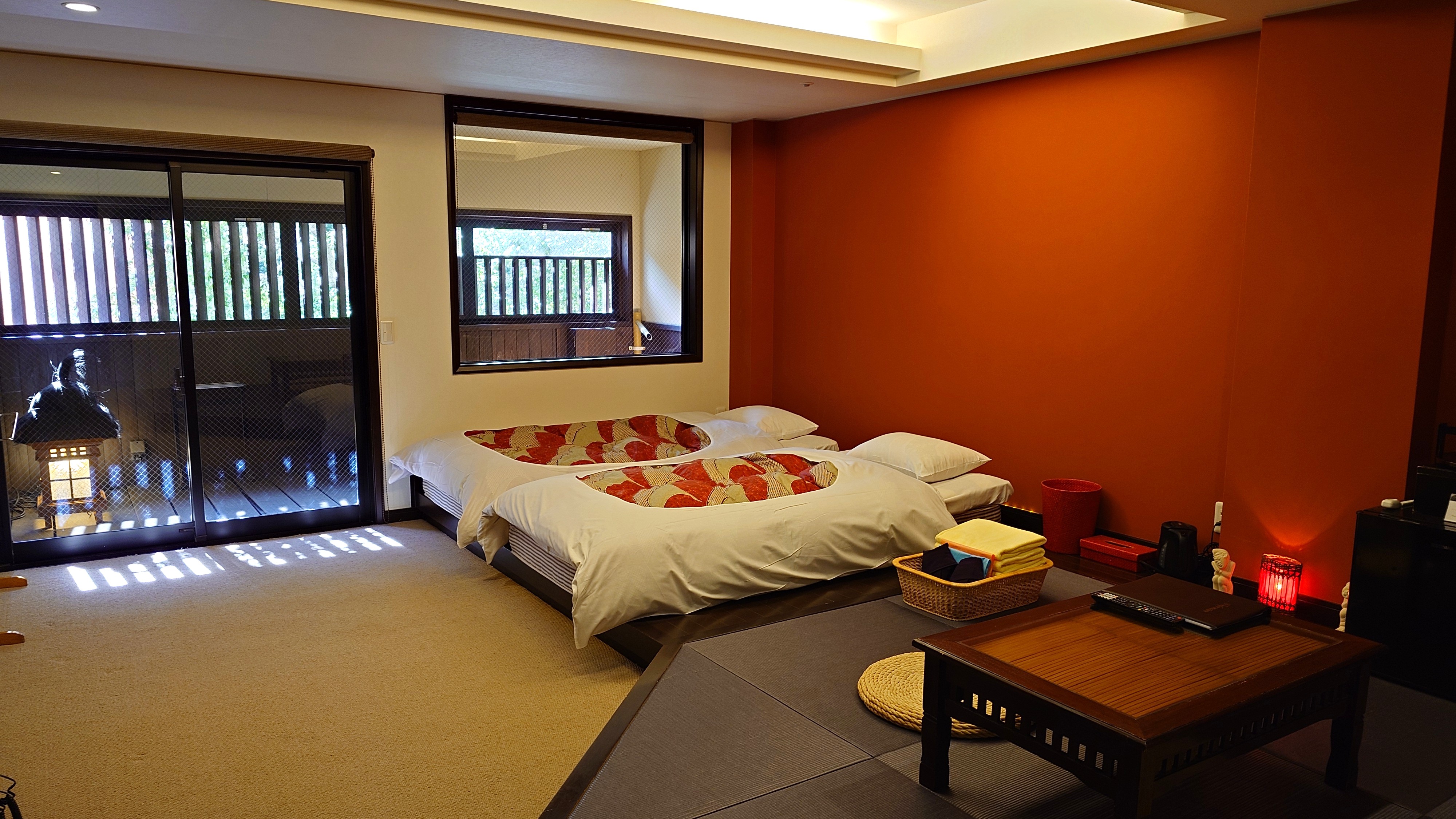 【花心楼：茜】洗練された和モダンのお部屋は、細部にまでこだわった落ち着いた大人の空間です。