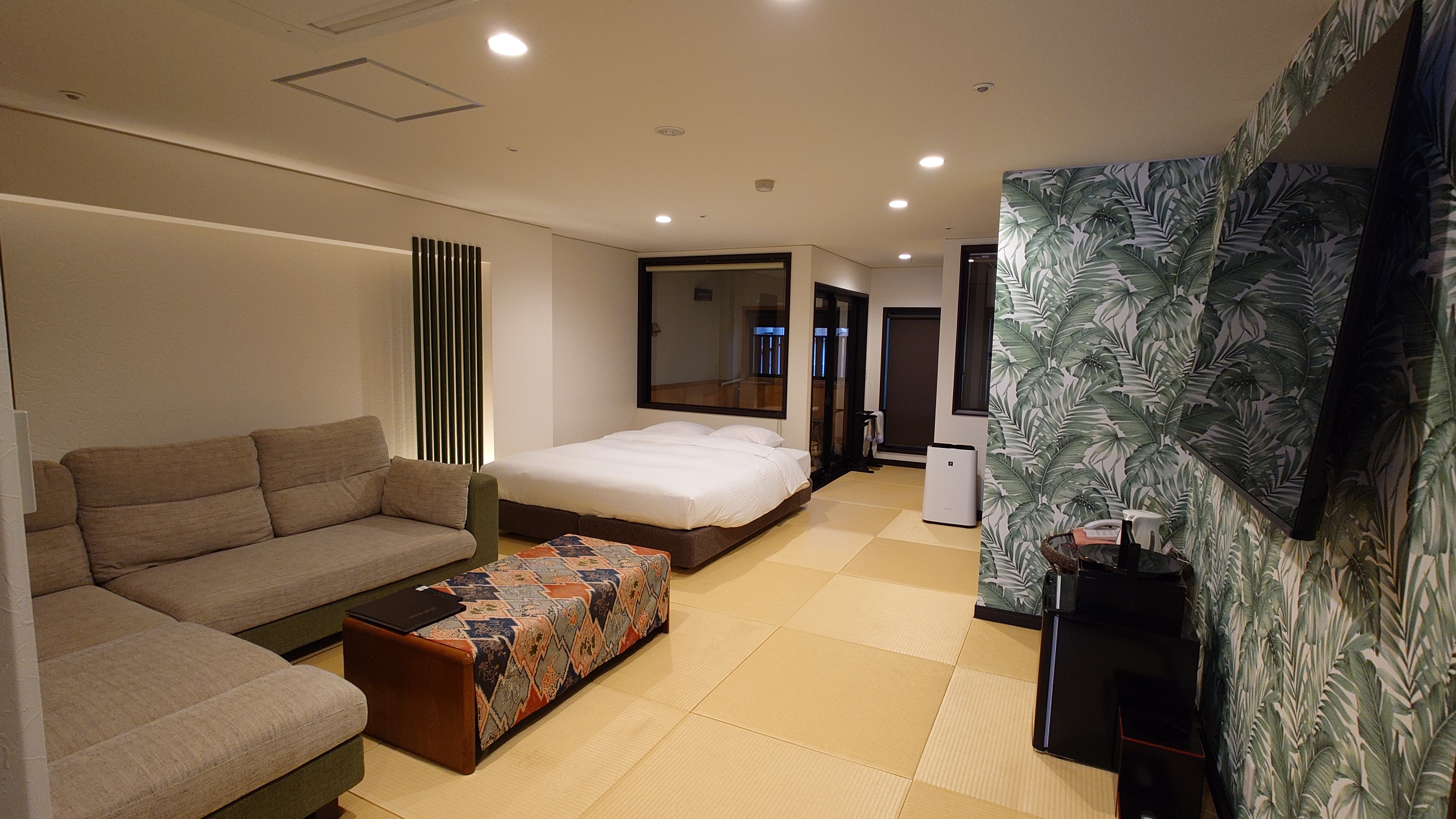 【花心楼：碧】ナチュラル感とモダンな雰囲気を兼ね備えた、和洋折衷のお部屋です。