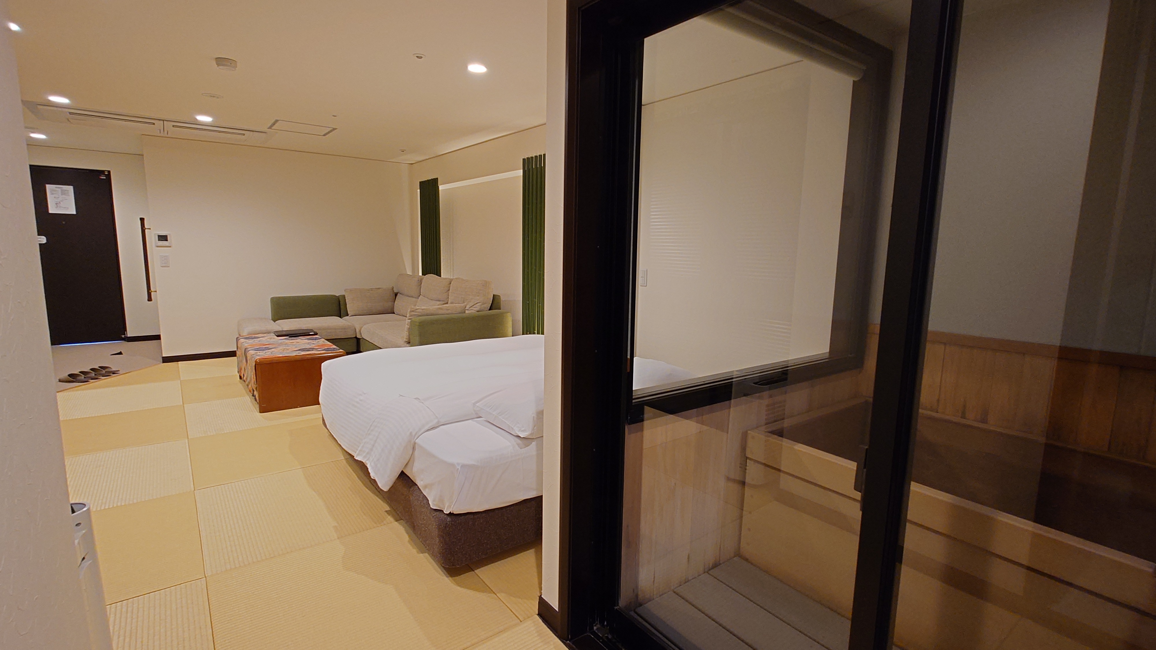 【花心楼：碧】個室の温泉半露天風呂はロールスクリーン付き。