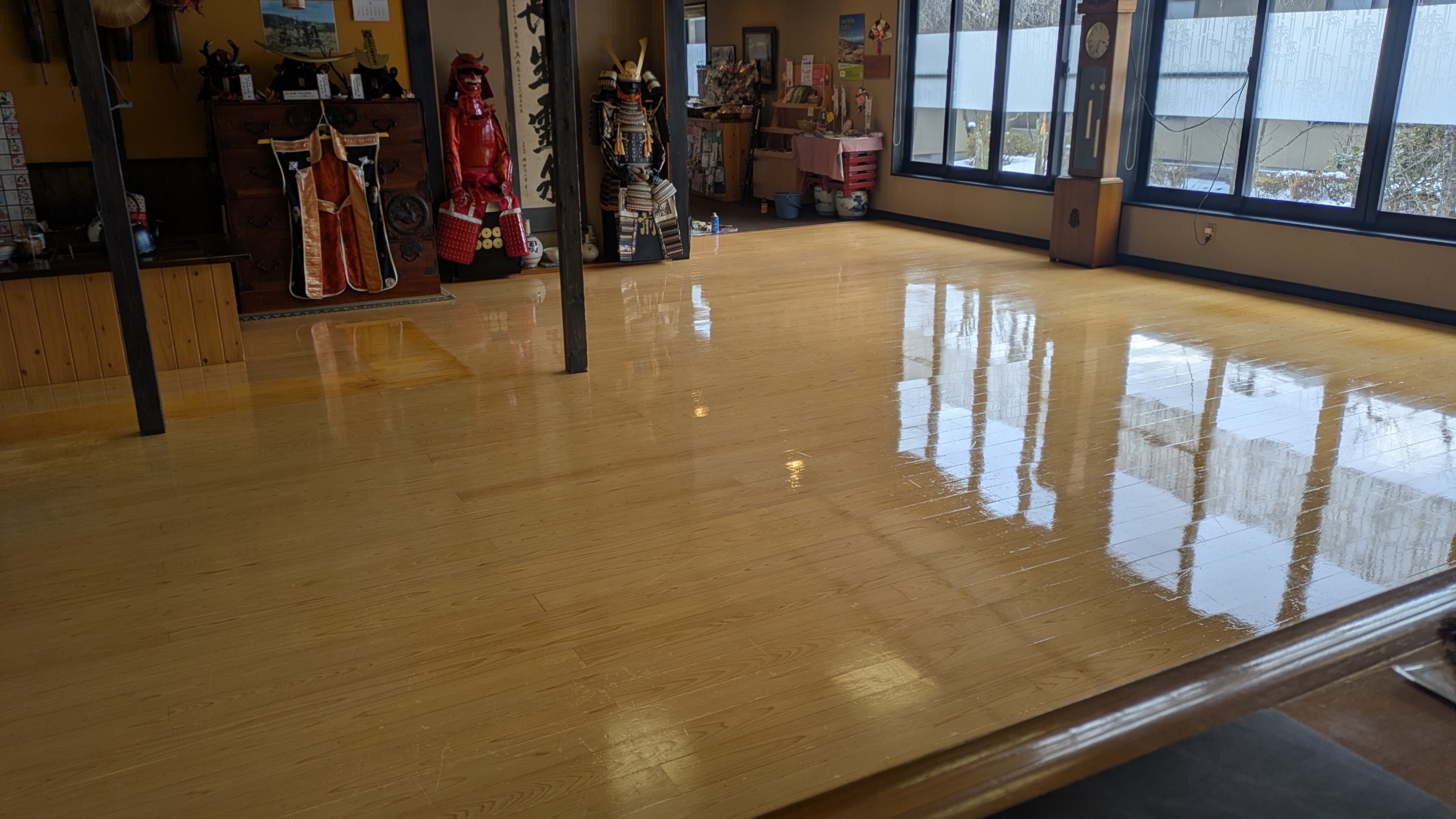 ロビーのワックスがけをしました