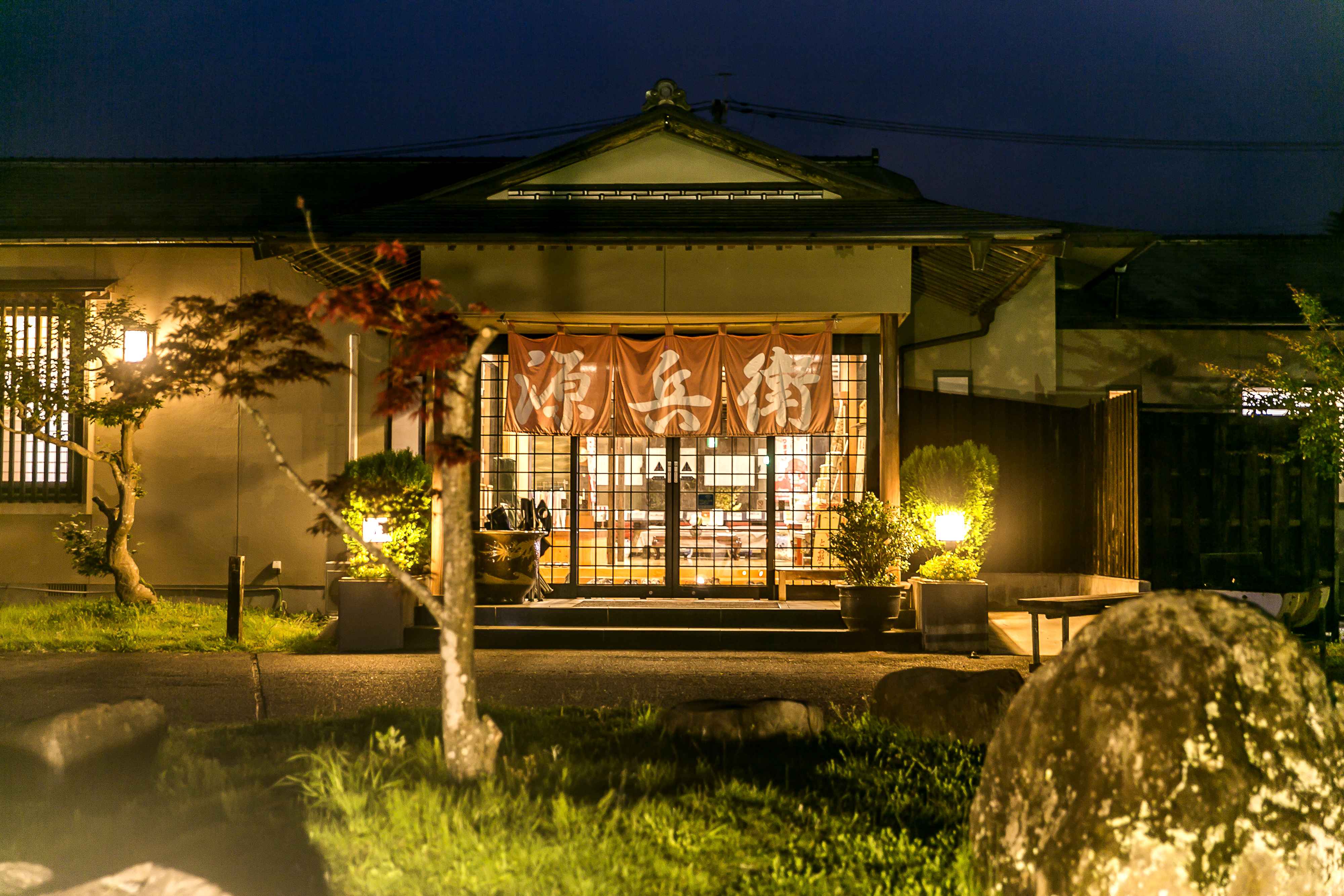 外観　夜景　暖簾