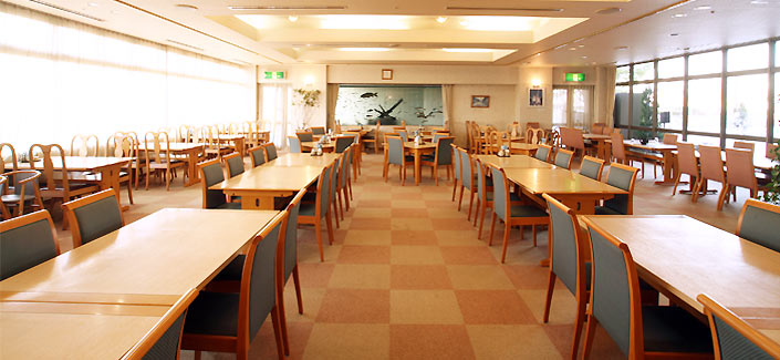 レストラン　翠江亭（現在はコロナ感染対策の為、お席数を減らし間隔をあけています）