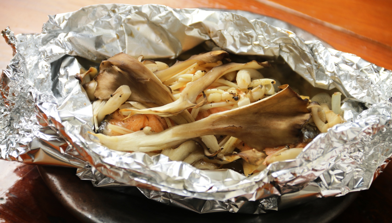 夕食-鮭のホイル焼き（片品産 まいたけ入り）