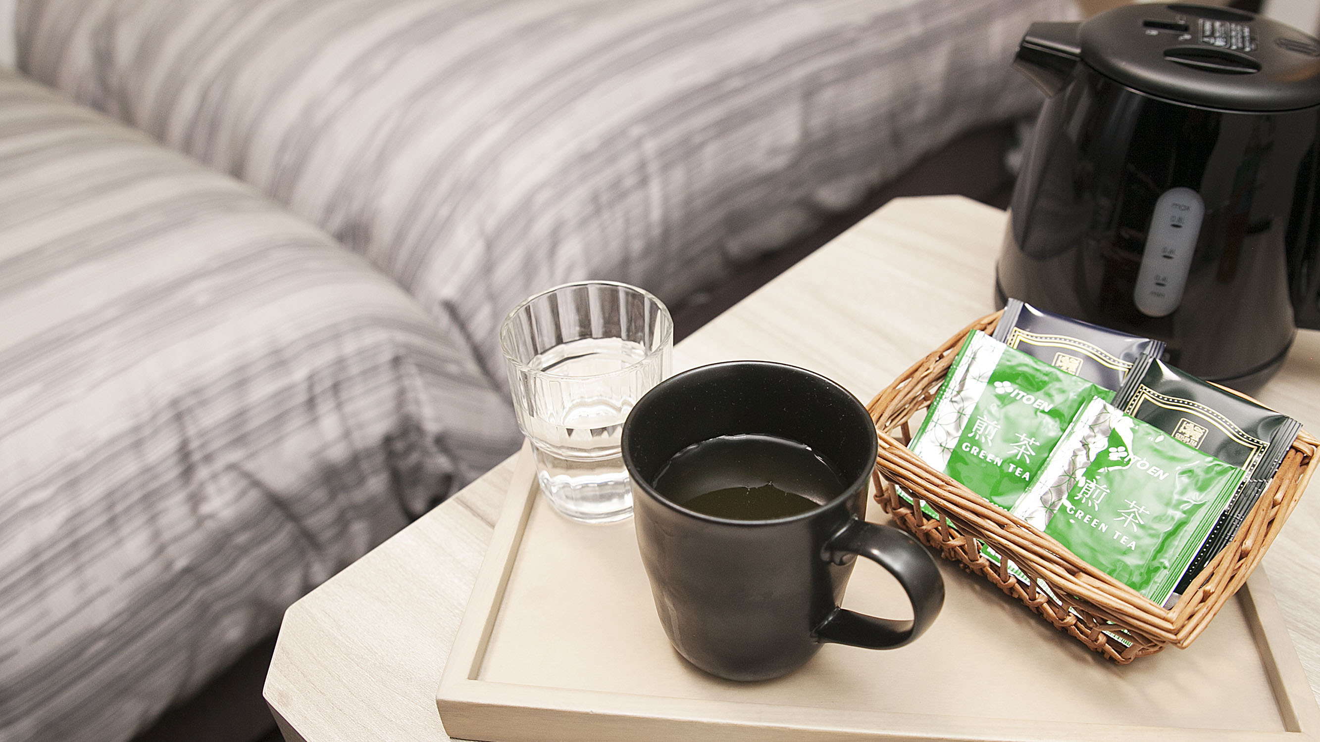 客室ポット・コップ　緑茶と紅茶をご用意しております。
