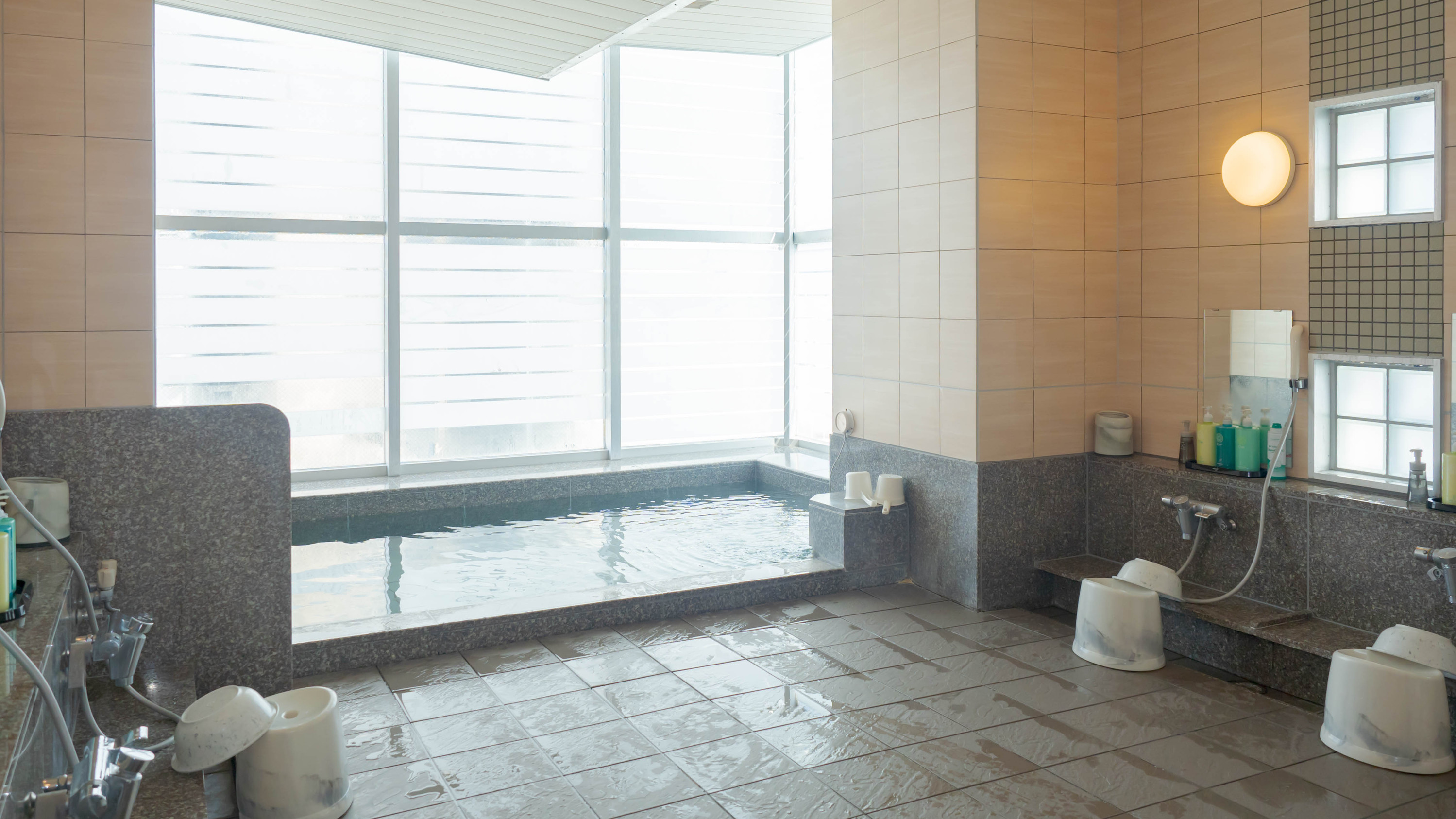 男性大浴場　１４階展望大浴場「旅人の湯」　盛岡市街地を眺めながらごゆっくりお寛ぎくださいませ
