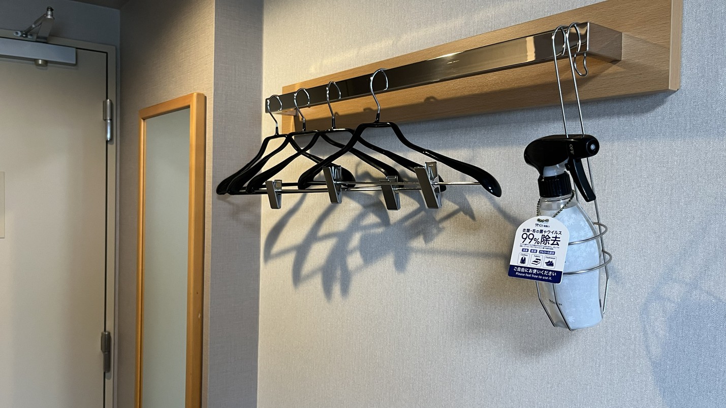 ハンガーラック　各お部屋にご用意しております。