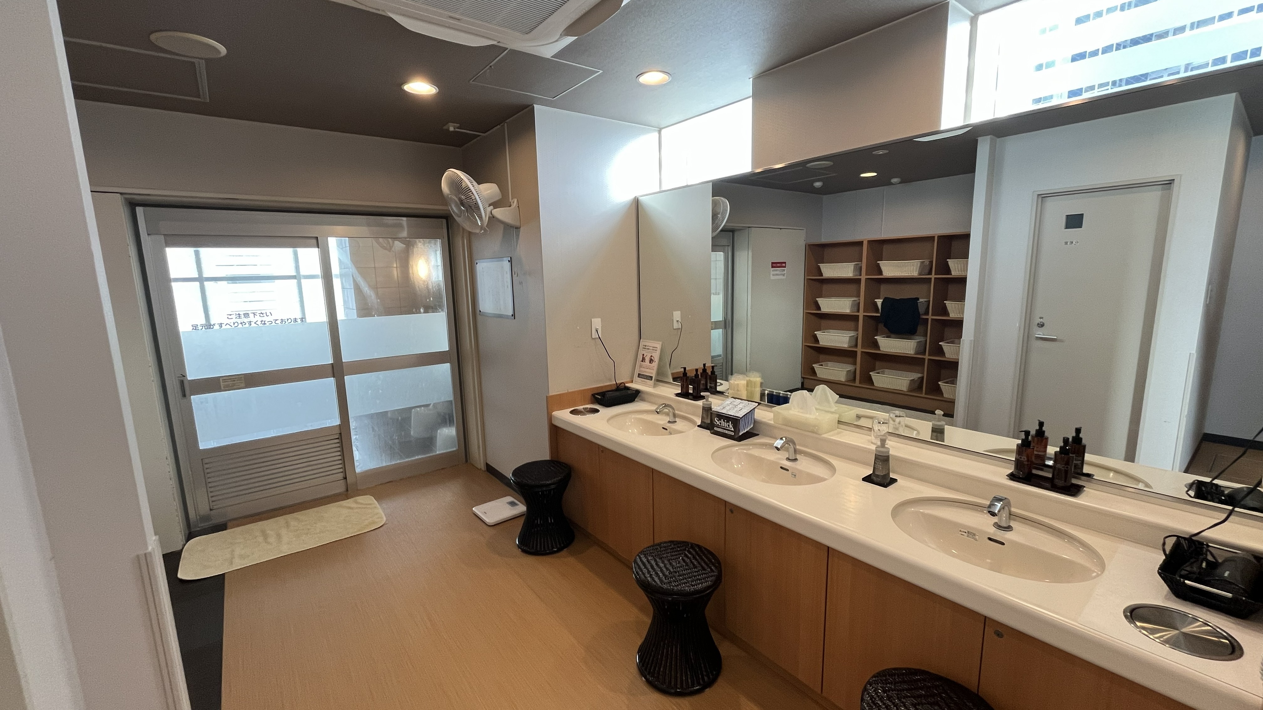 男性大浴場脱衣所