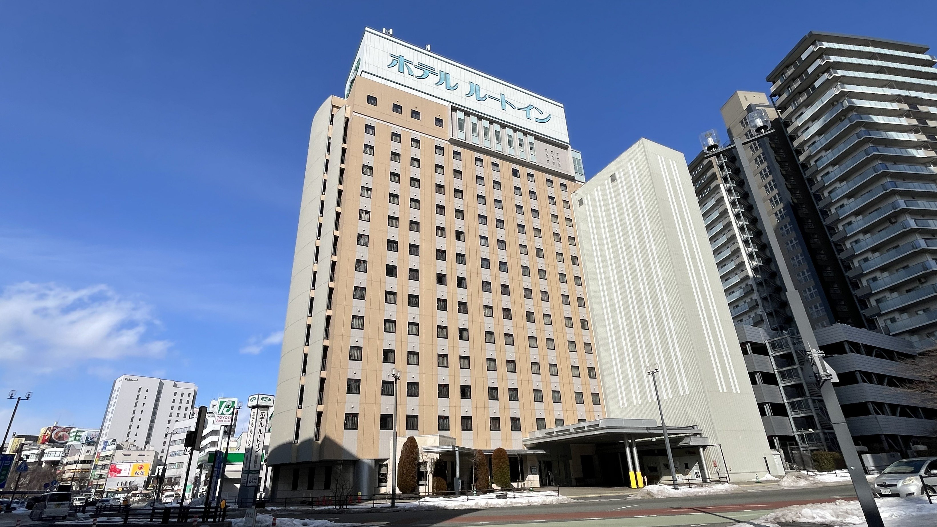 JR盛岡駅南口から徒歩3分です。周辺に飲食店も複数あります。フロントでおすすめの飲食店MAPもご用意しております。お問合せくださいませ。