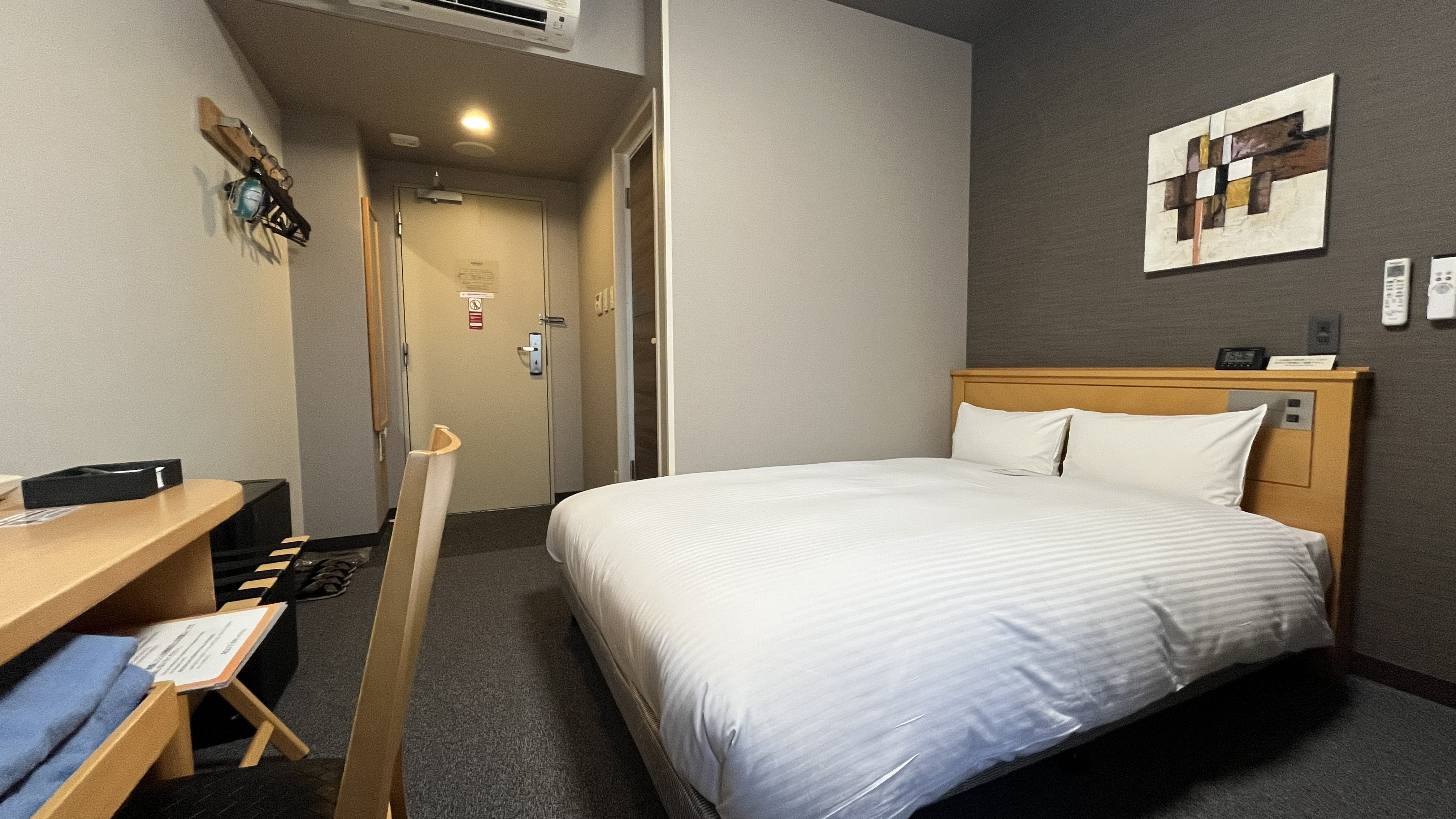 【セミダブルルーム】140㎝&times;195㎝マットレスをご用意しております。全室Wifi接続可能