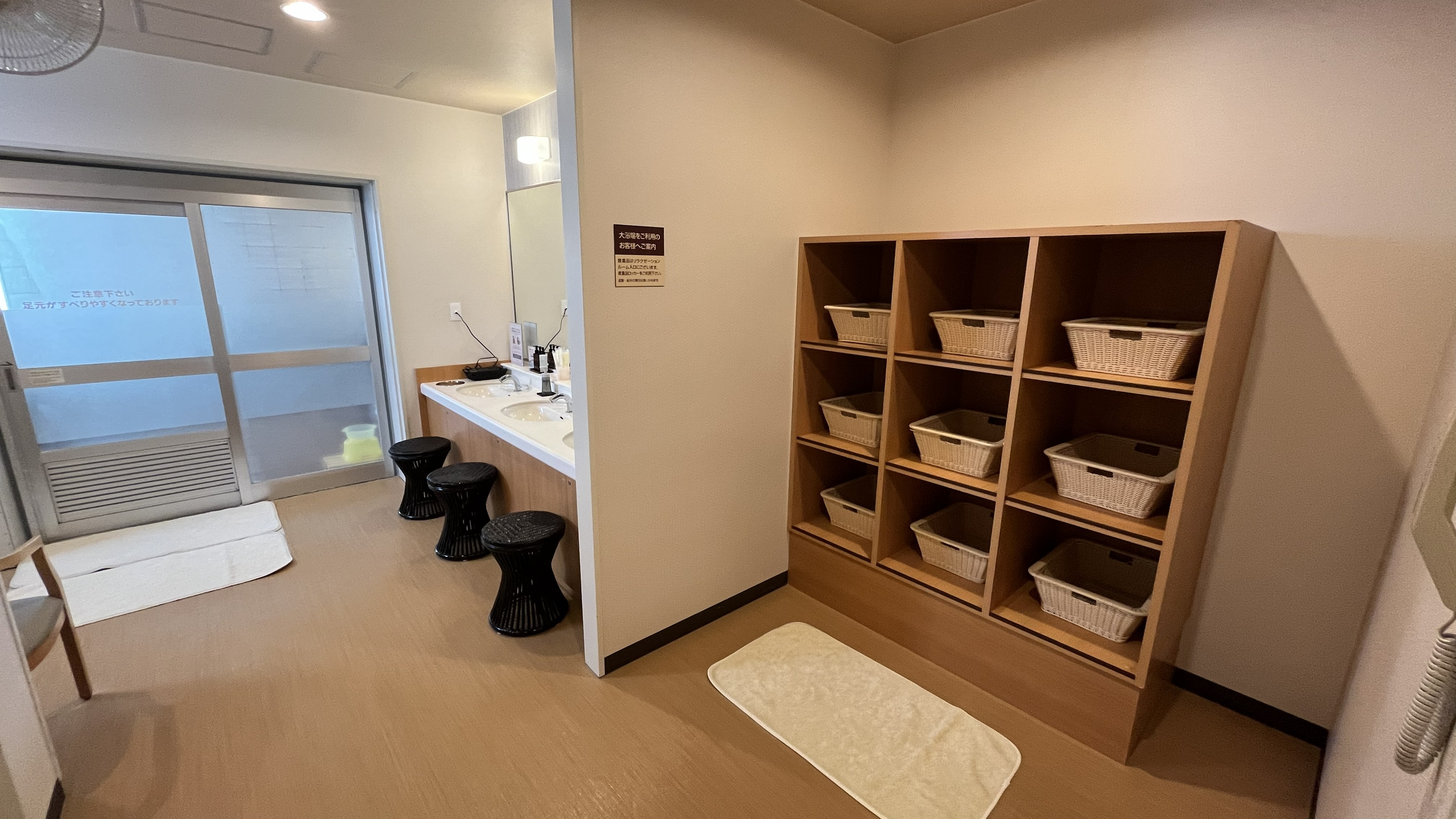 女性大浴場の脱衣所