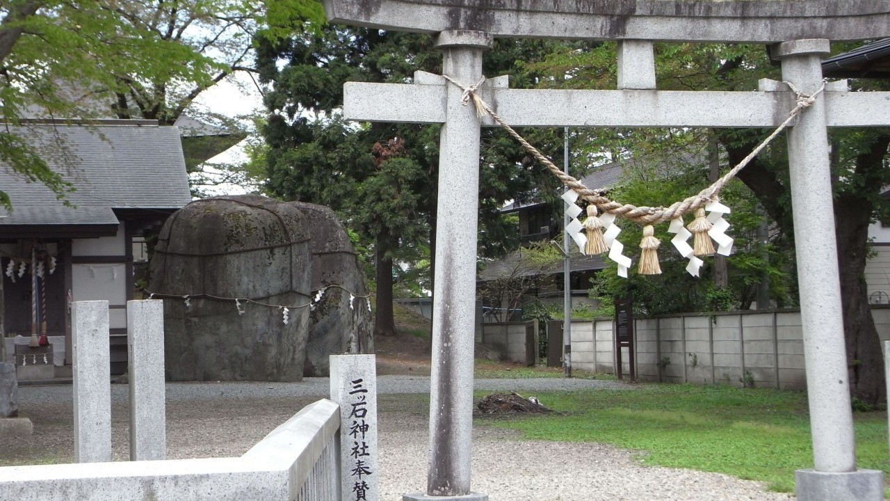 三ツ石神社