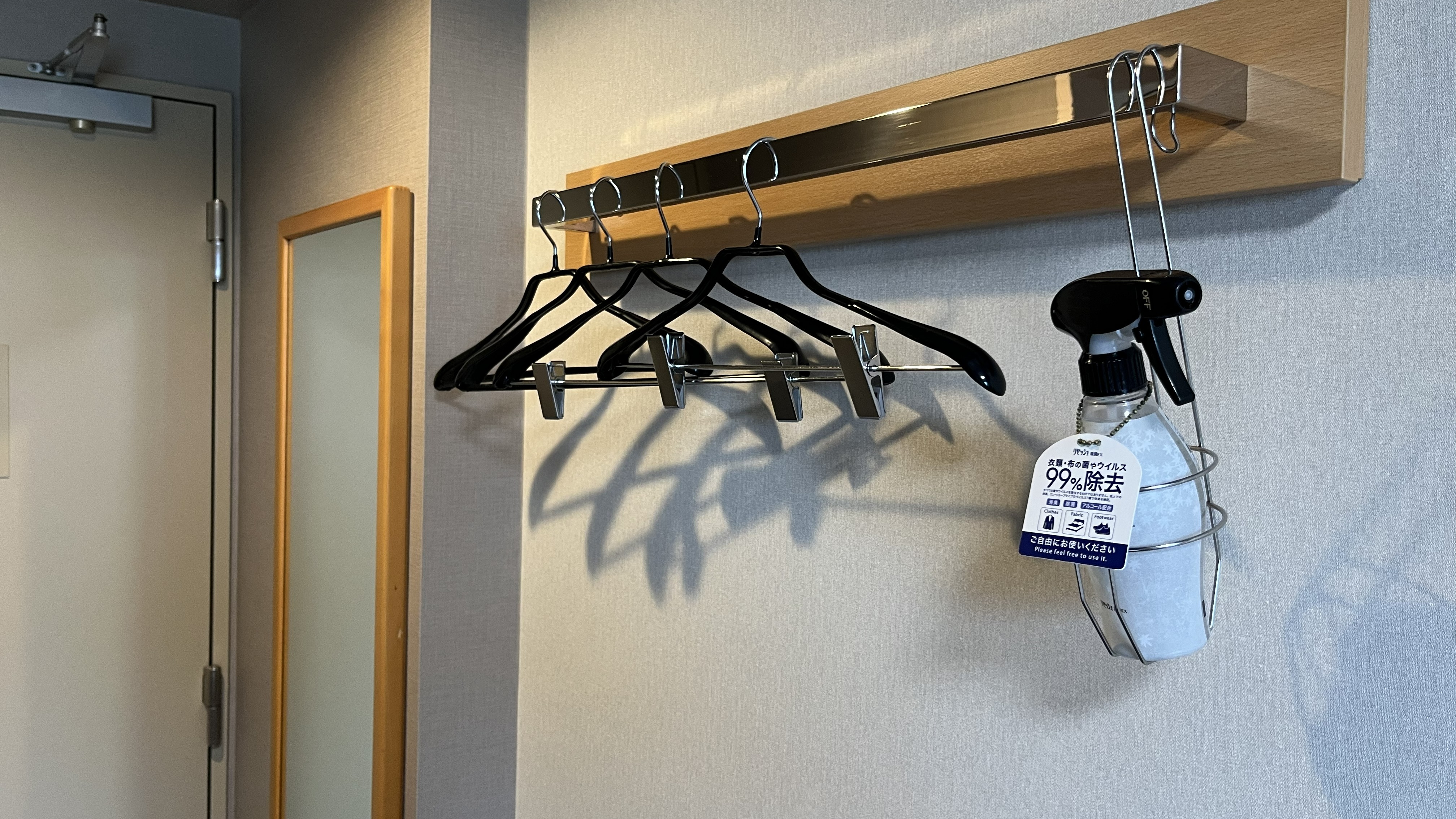 ハンガーラック　各お部屋にご用意しております。