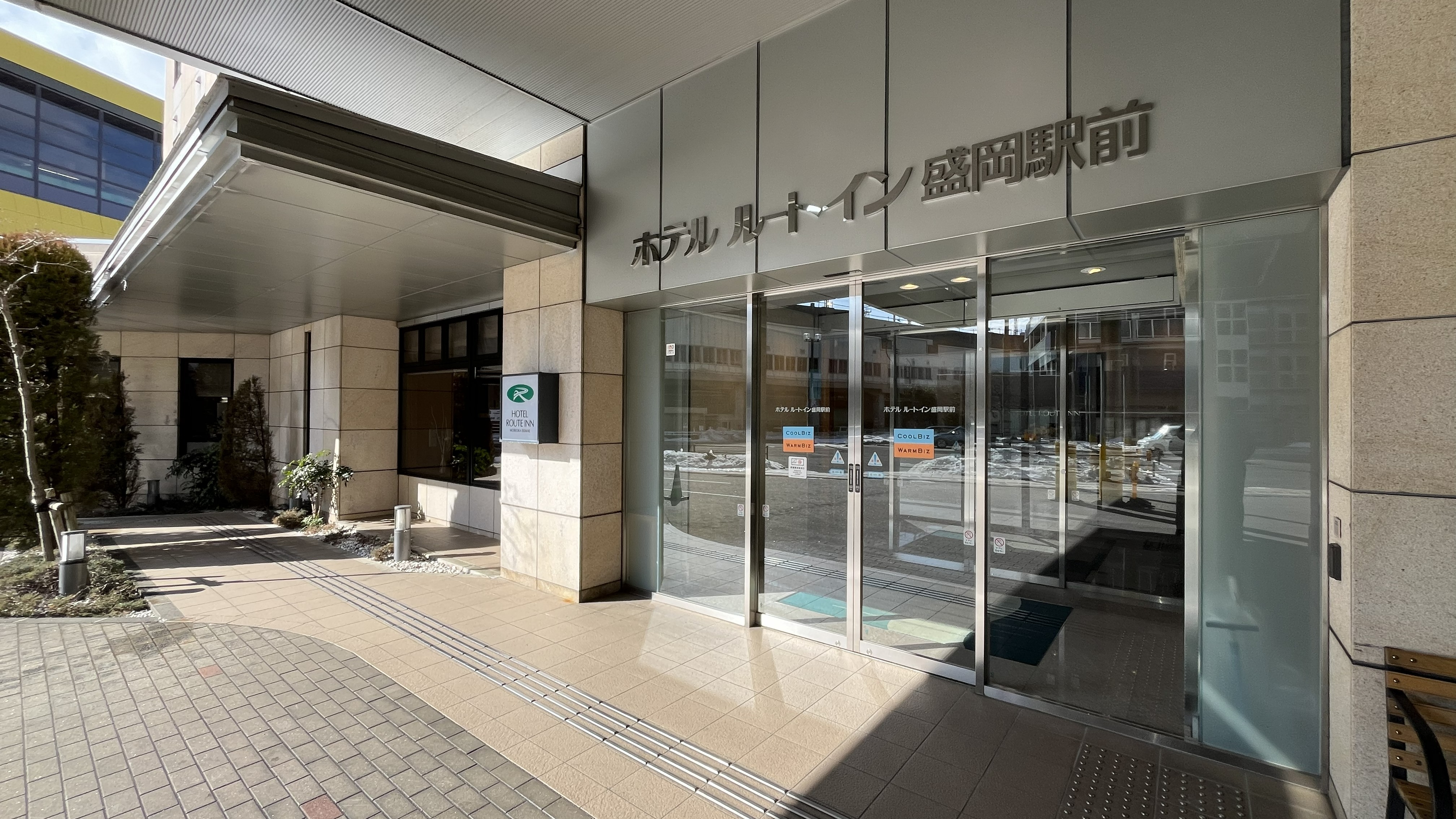 ホテル出入りはこちらの正面玄関一ヶ所のみでございます。