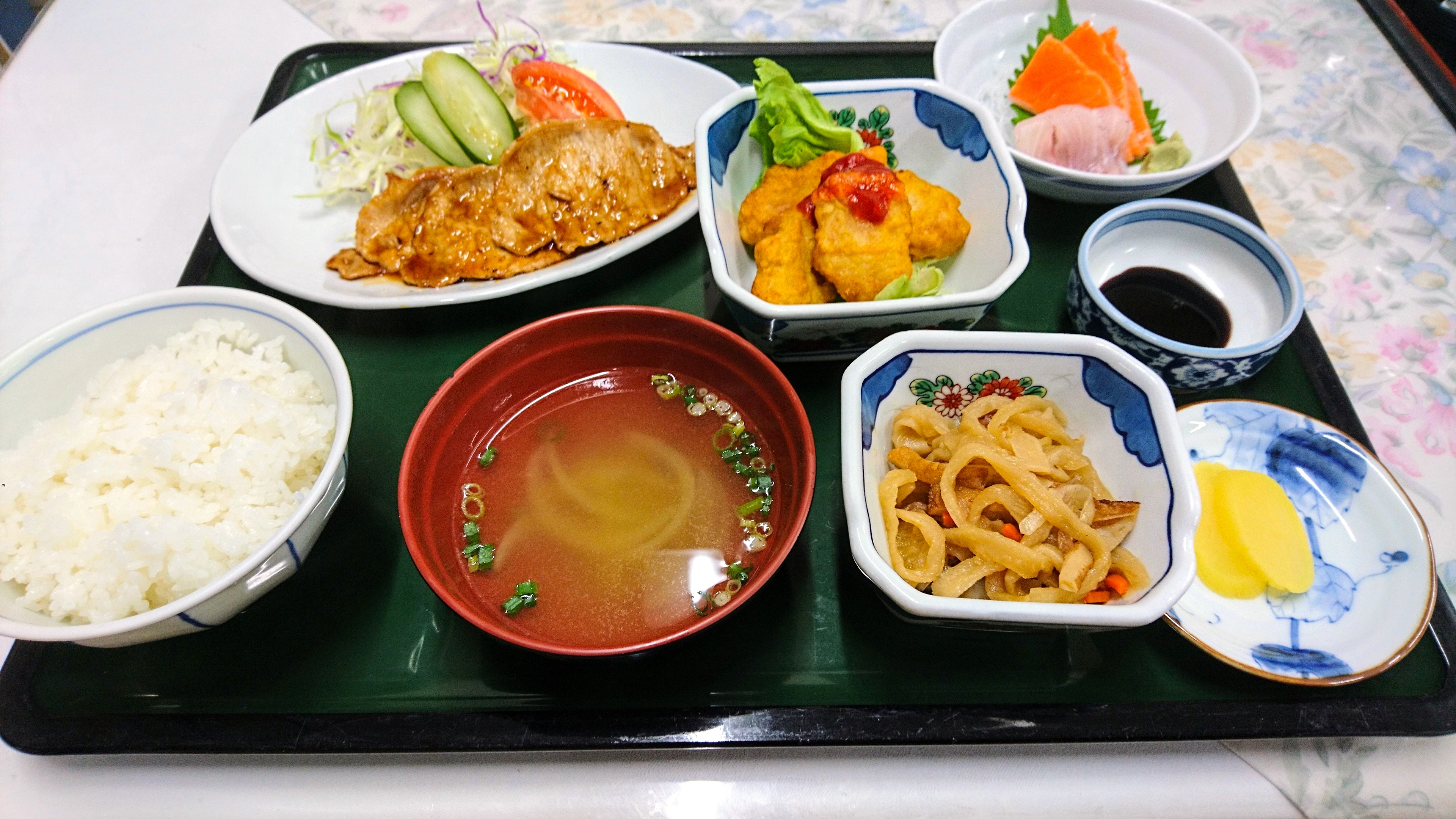 ある日の夕食です。お刺身・大皿・中鉢・小鉢にお漬物がベースの日替メニューとなります。