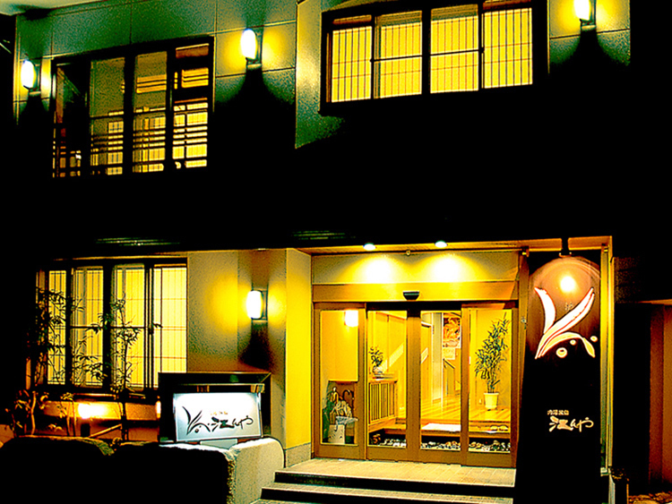 夜にはモダンな外観がより幻想的な雰囲気に...