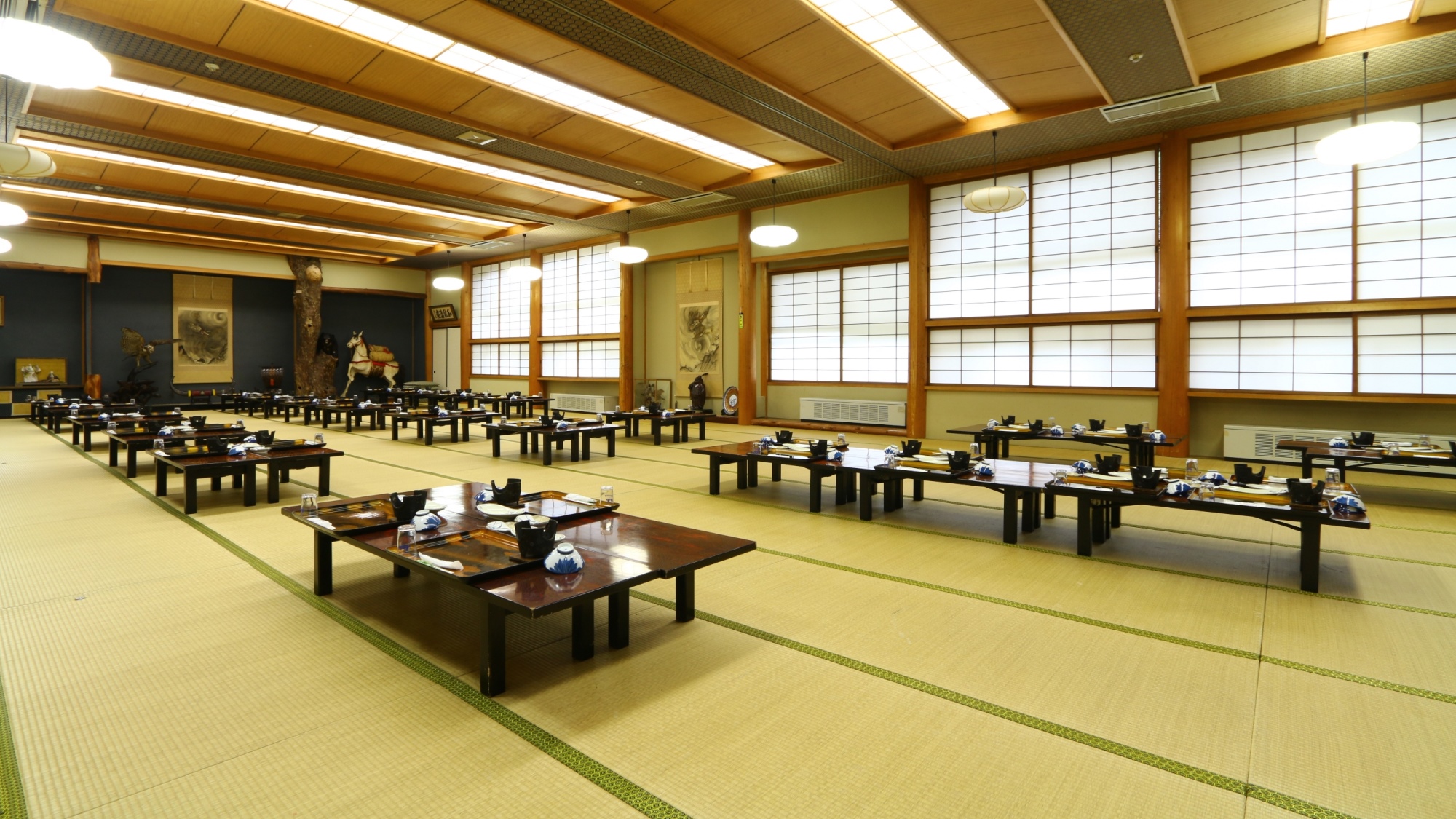 館内_食事処：広々とした広間で奥飛騨料理をご堪能ください