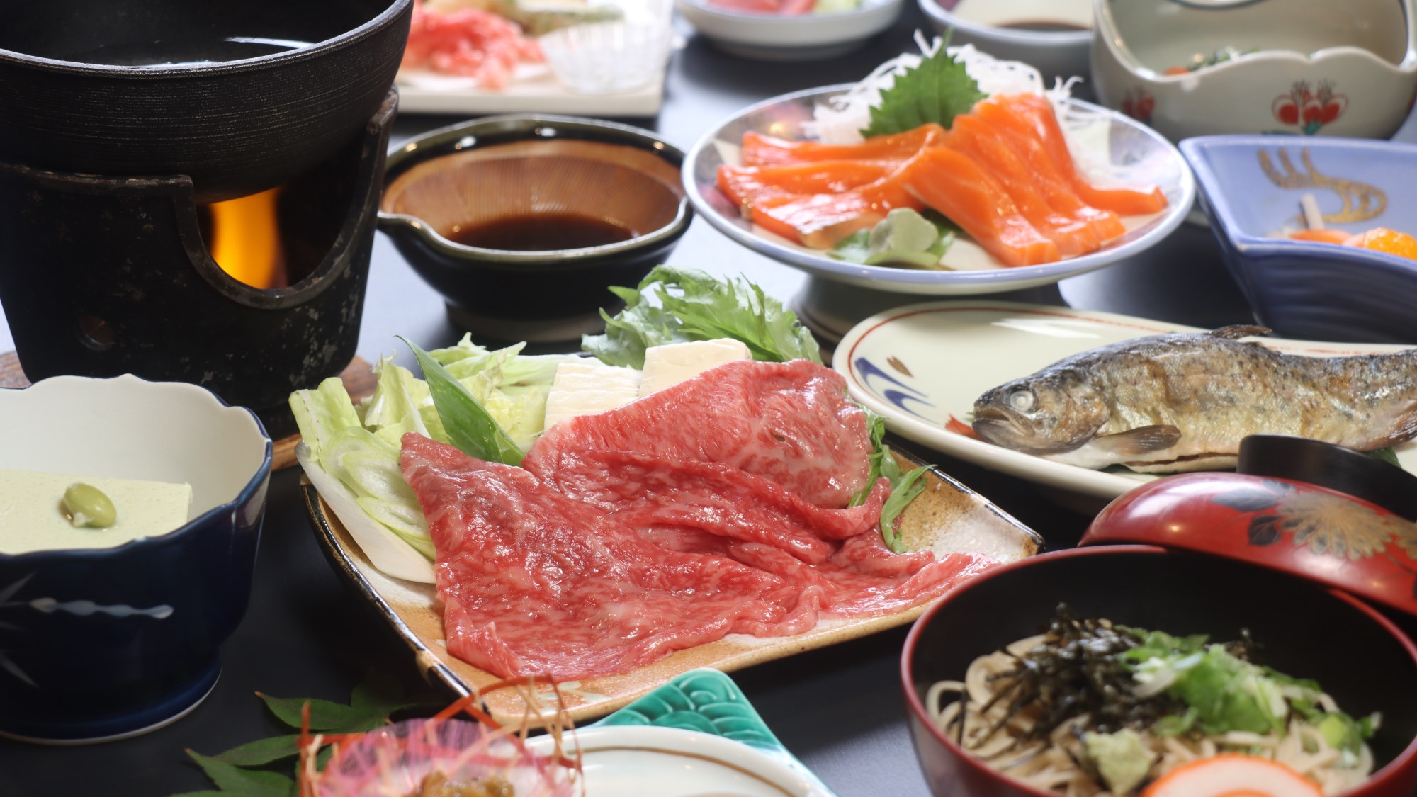 夕食全体：とろける飛騨牛をさっぱりと！しゃぶしゃぶプランのお肉。