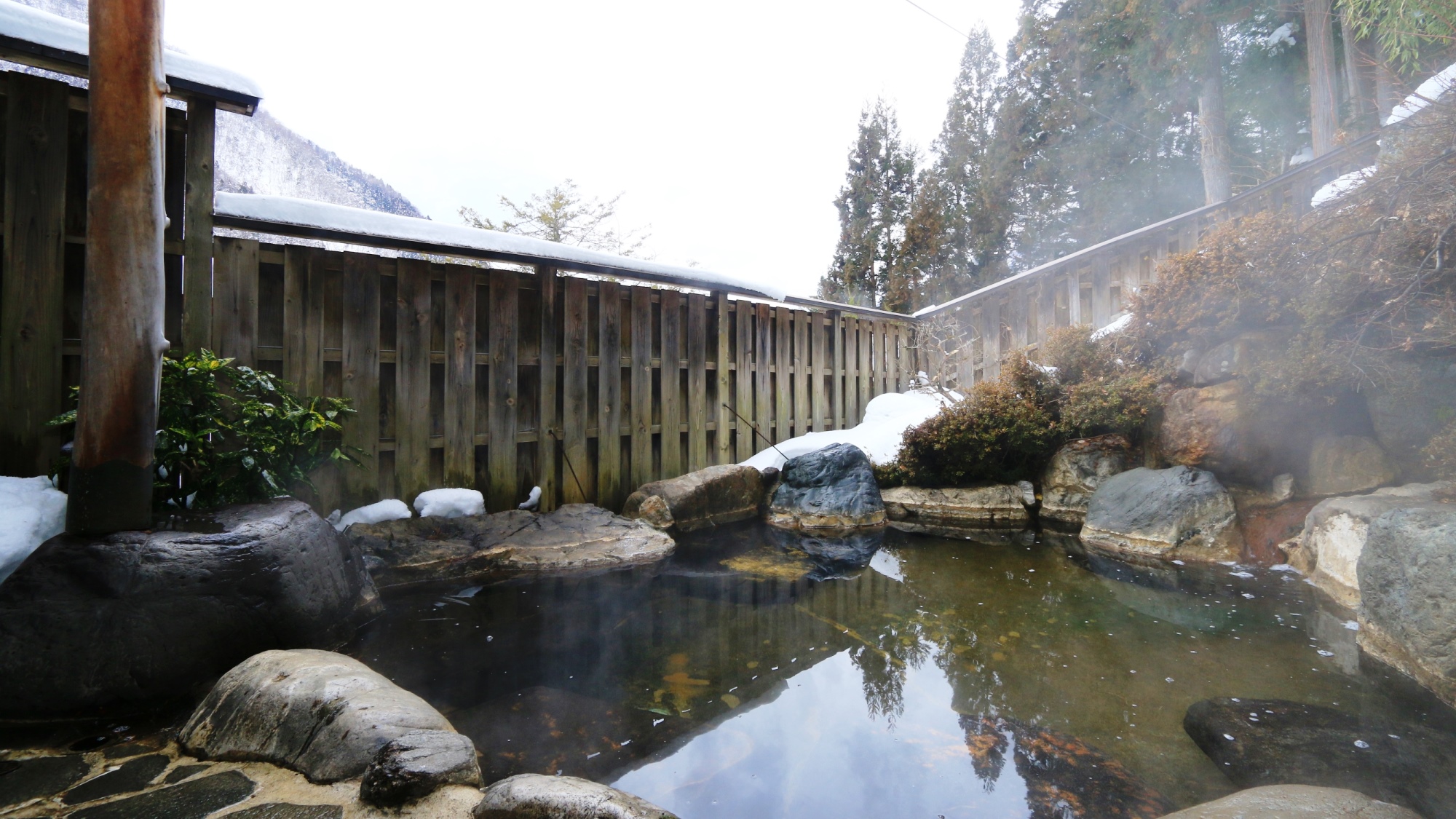 雪見露天　女性用露天風呂：雪見風呂や満点の星をお楽しみいただけます