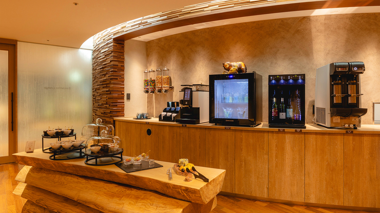 【エグゼクティブフロア専用ラウンジ】カクテルタイム:ビールやワインも北海道ならではのものをご用意