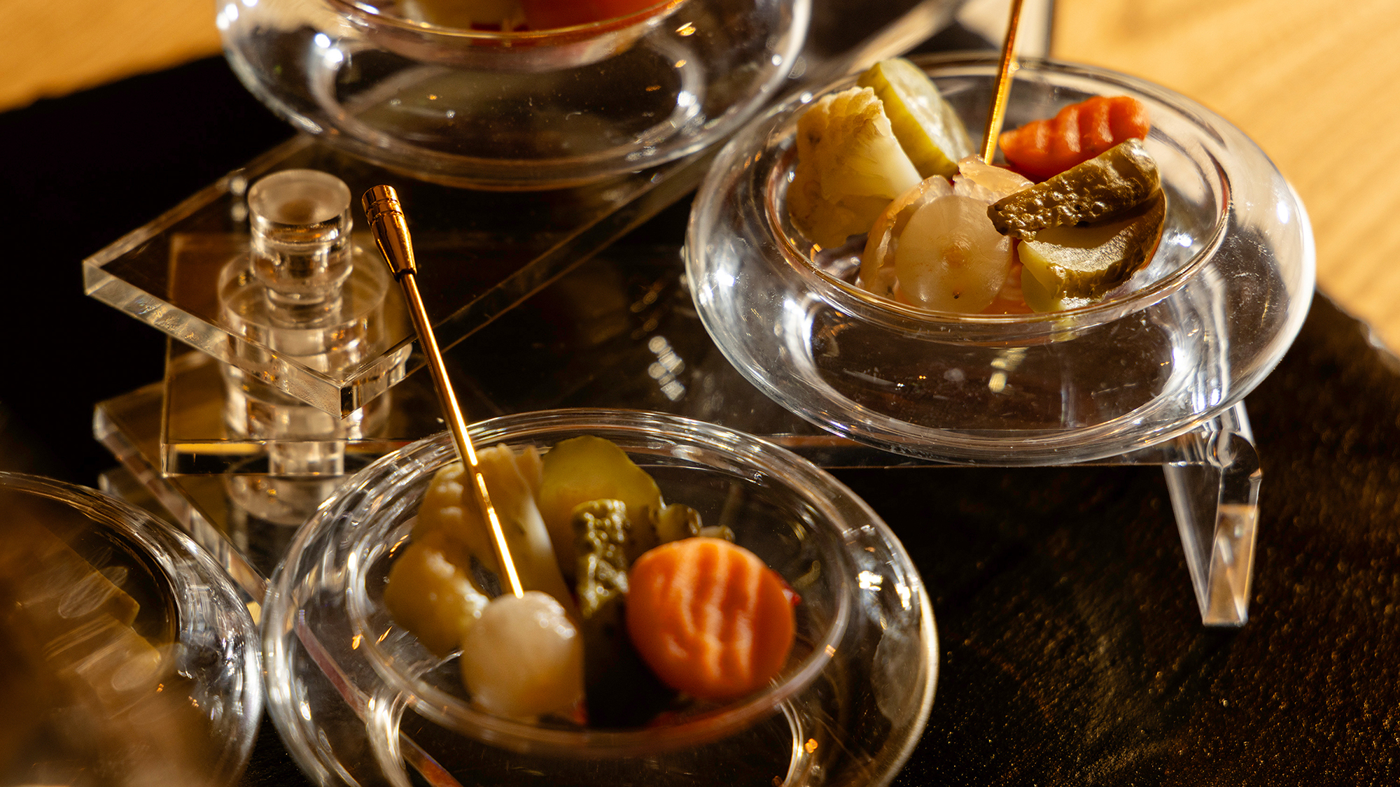 【エグゼクティブフロア専用ラウンジ】カクテルタイム：チーズやオリジナル燻製などお酒が進むおつまみも