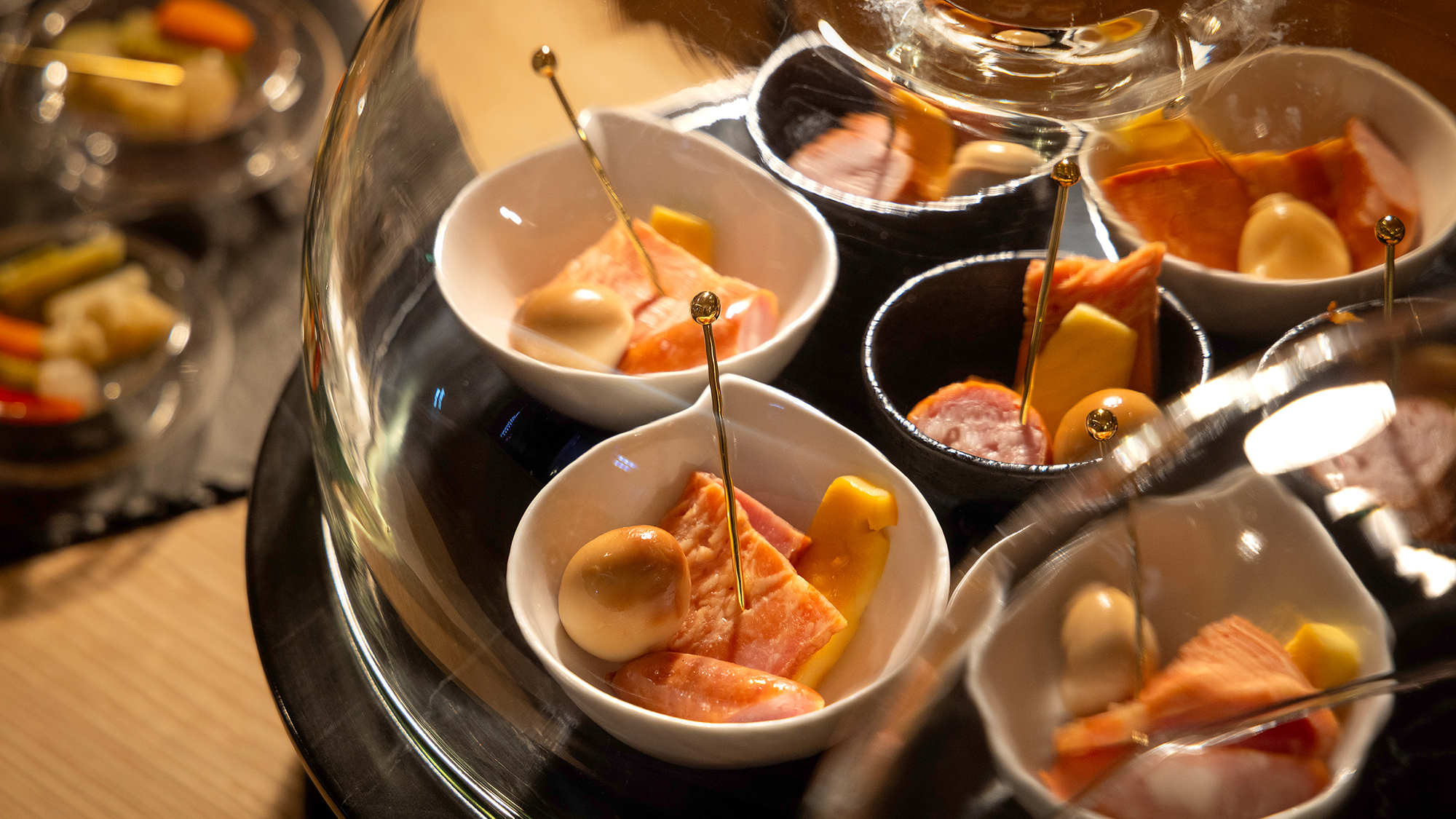 【エグゼクティブフロア専用ラウンジ】カクテルタイム：チーズやオリジナル燻製などお酒が進むおつまみも