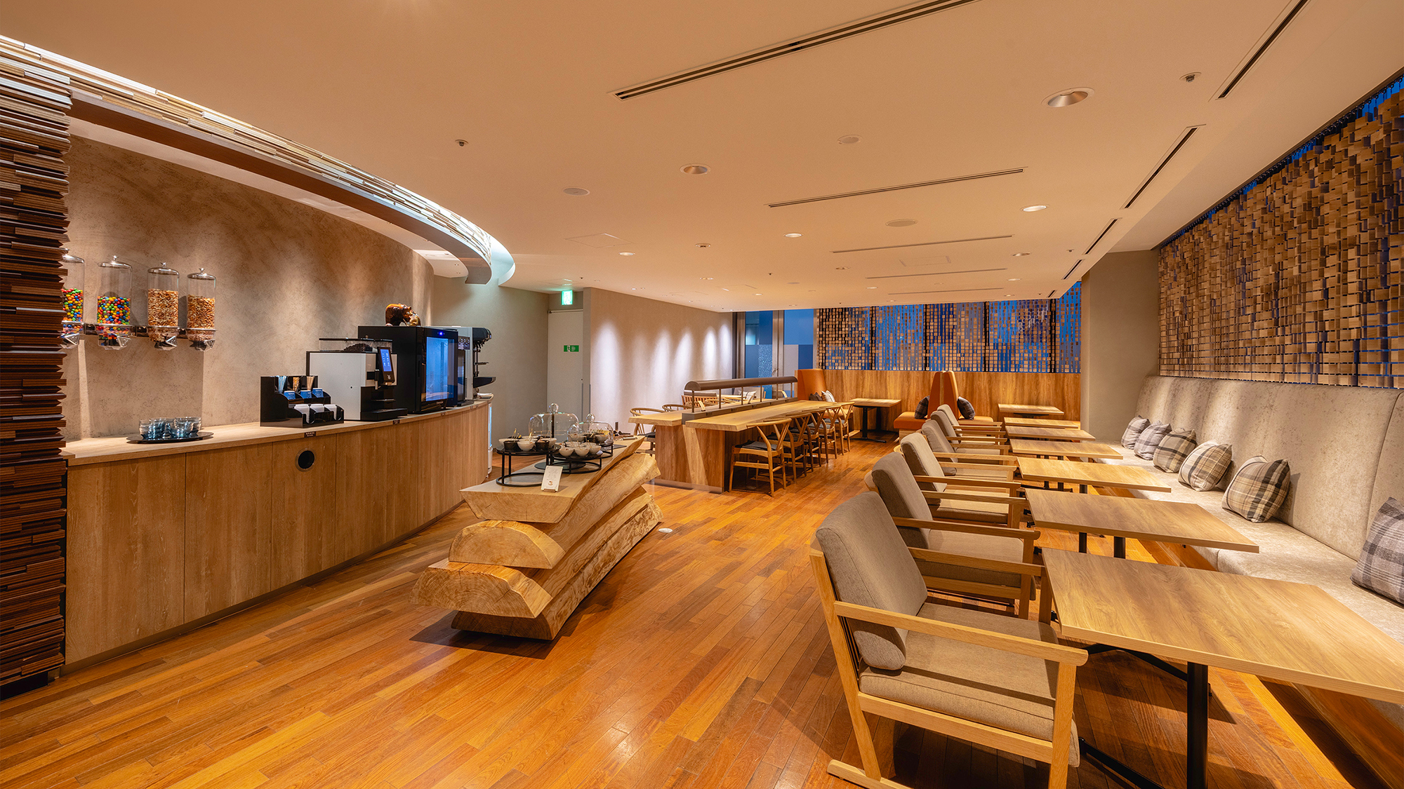 【エグゼクティブフロア専用ラウンジ】カクテルタイム：ビールやワインも北海道ならではのものをご用意