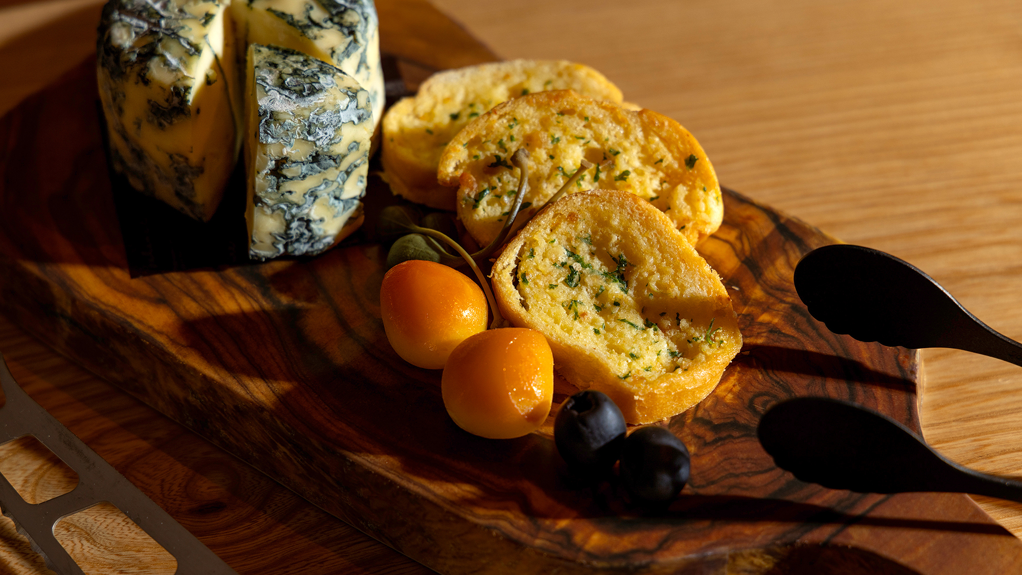 【エグゼクティブフロア専用ラウンジ】カクテルタイム：チーズやオリジナル燻製などお酒が進むおつまみも