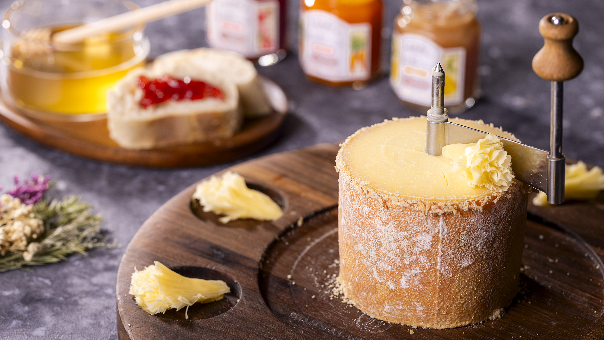【朝食ビュッフェ】スイスのチーズ「テテドモアンヌ」