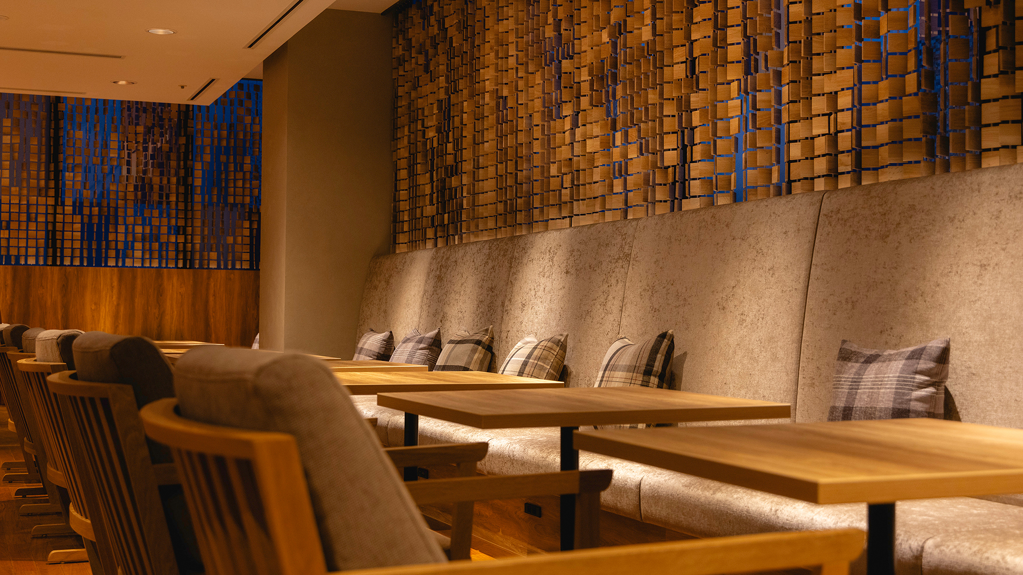 【エグゼクティブフロア専用ラウンジ】木のぬくもりに包まれる、暖かく心やすらぐ空間