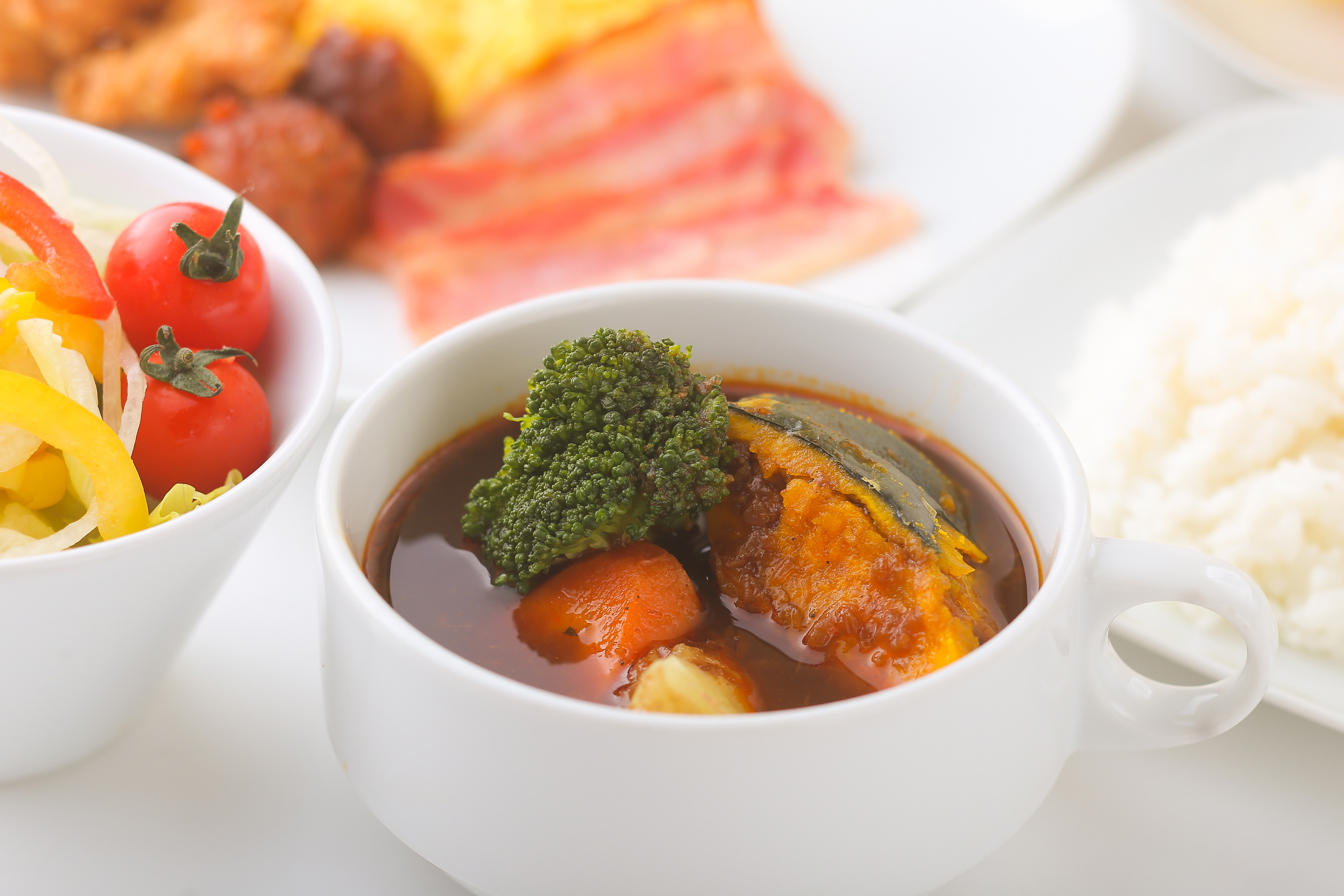スープカレーは北海道産の黄王かぼちゃなどの温野菜と一緒にどうぞ♪