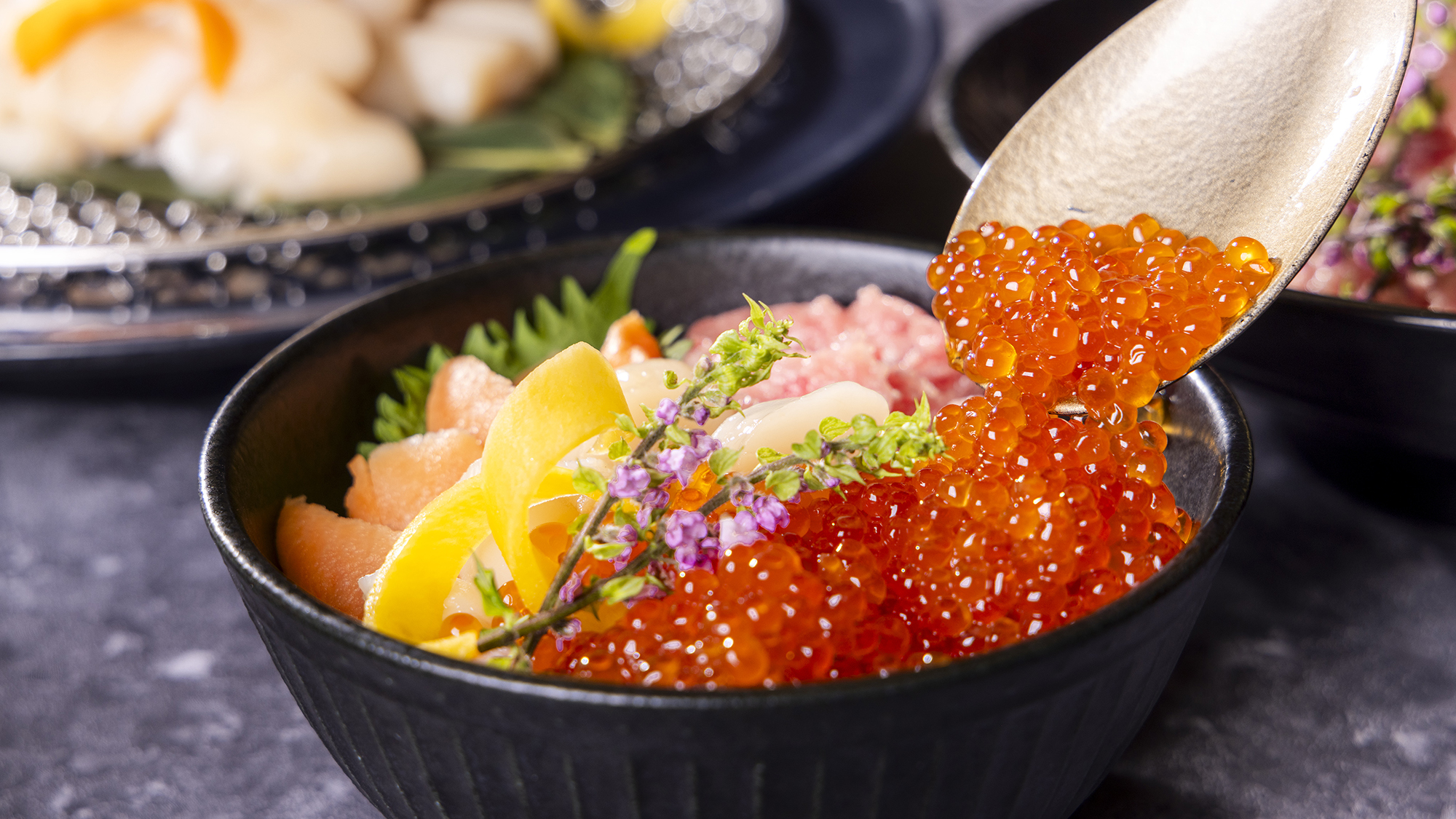 【朝食ビュッフェ】北海道グルメ定番！「海鮮丼」は、セルフスタイルでたっぷりと
