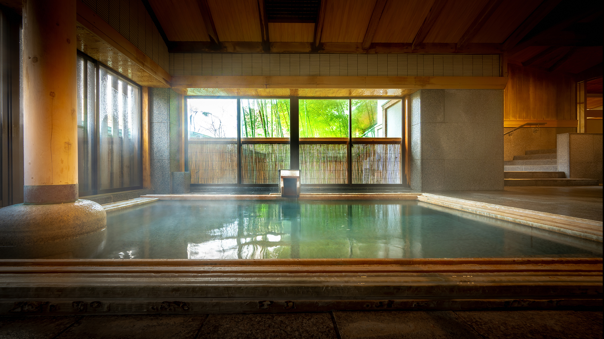 【名取の御湯】陽光がたっぷりと差し込み、野外で湯浴みしているような開放感。