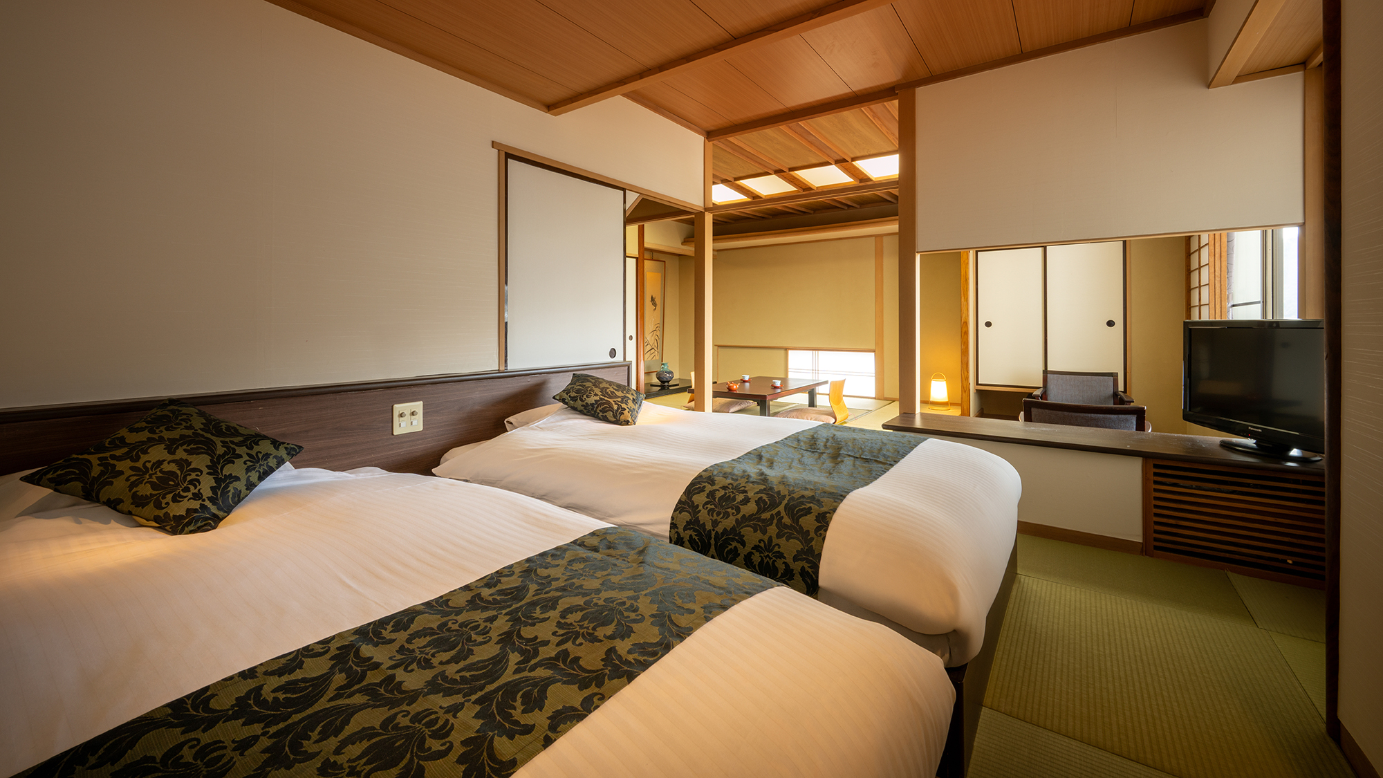 【花月館：ベッド付和室】