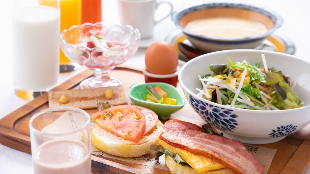 【カッフェルで朝ごはんを！】彩り野菜と厚切りベーコンのイングリッシュマフィンの朝ごはん付プラン♪