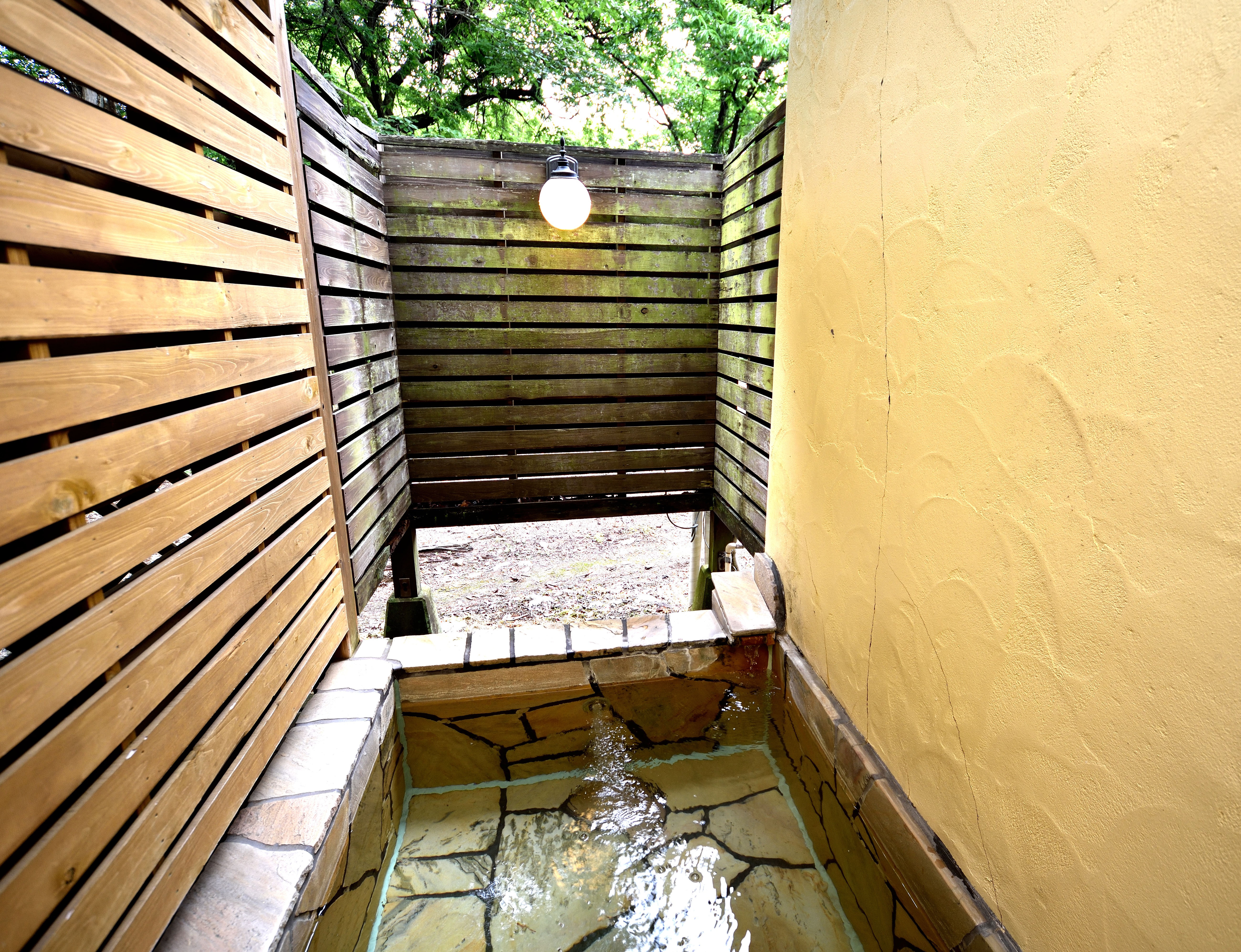 102号室露の客室天風呂です