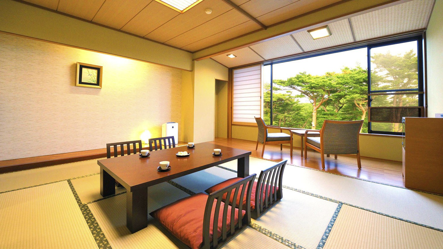 ゆとりのある和の空間と赤松の緑が癒しを演出するお部屋_松林側和室