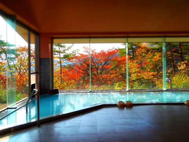 大浴場　吾妻山の紅葉を見ながら